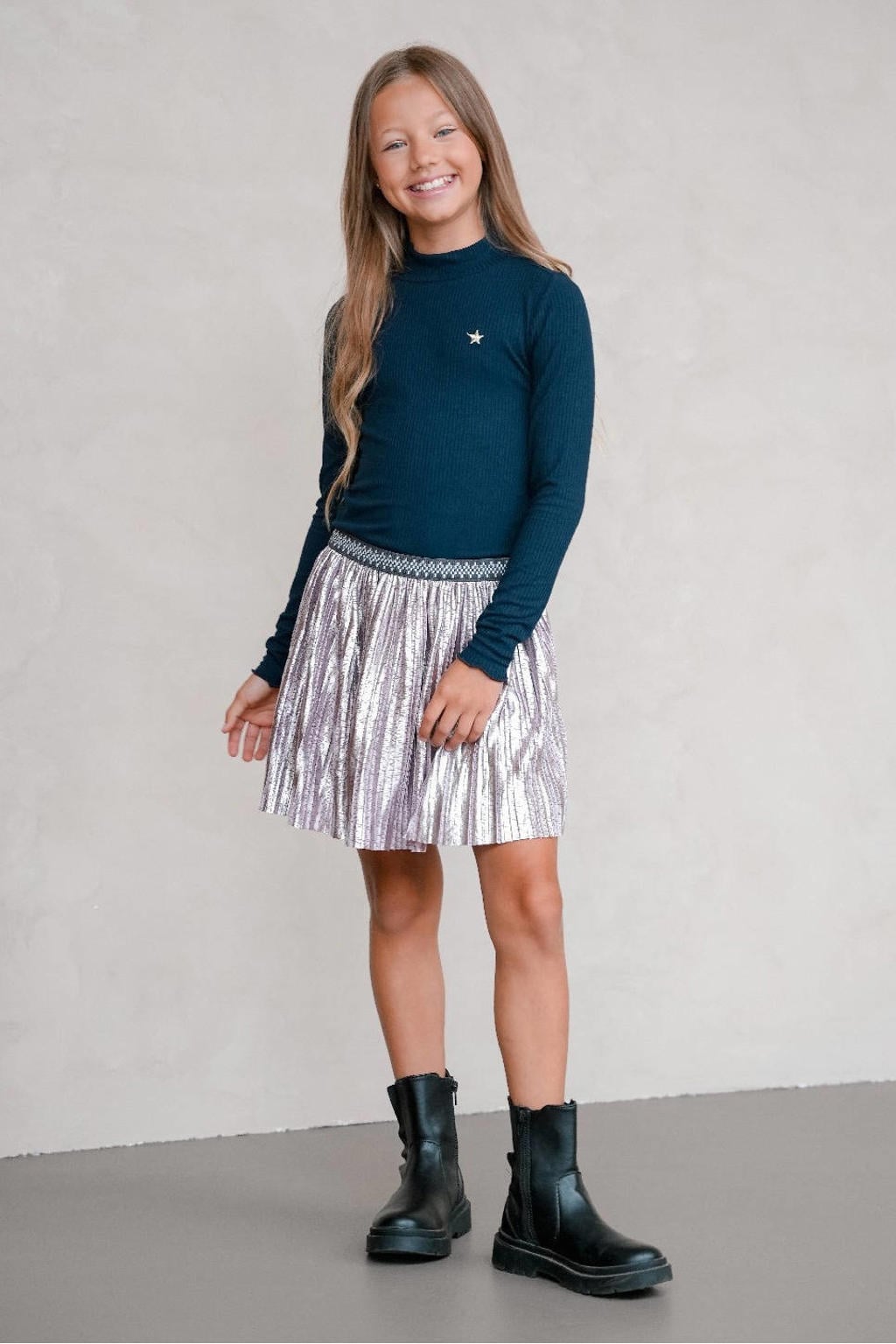 Donkerblauw en zilverkleurige meisjes Like Flo midi jurk rib gebreid van viscose met lange mouwen, opstaande kraag en glimmend detail