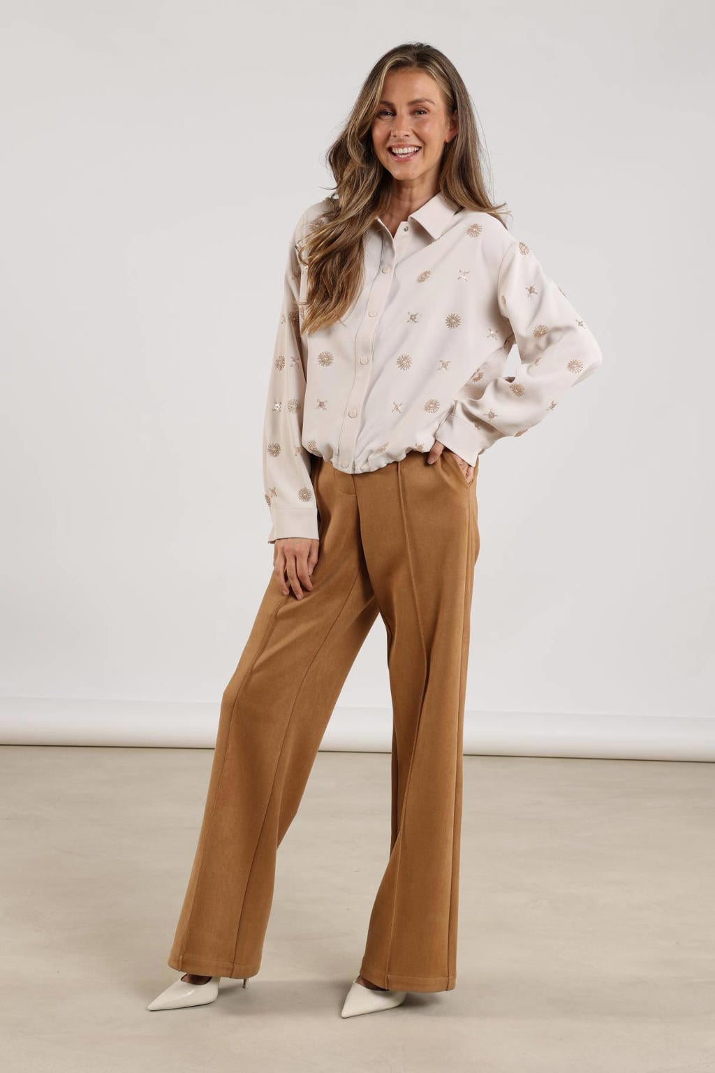 Ecru en gouden dames NUKUS blouse van polyester met lange mouwen, klassieke kraag, knoopsluiting en borduursels