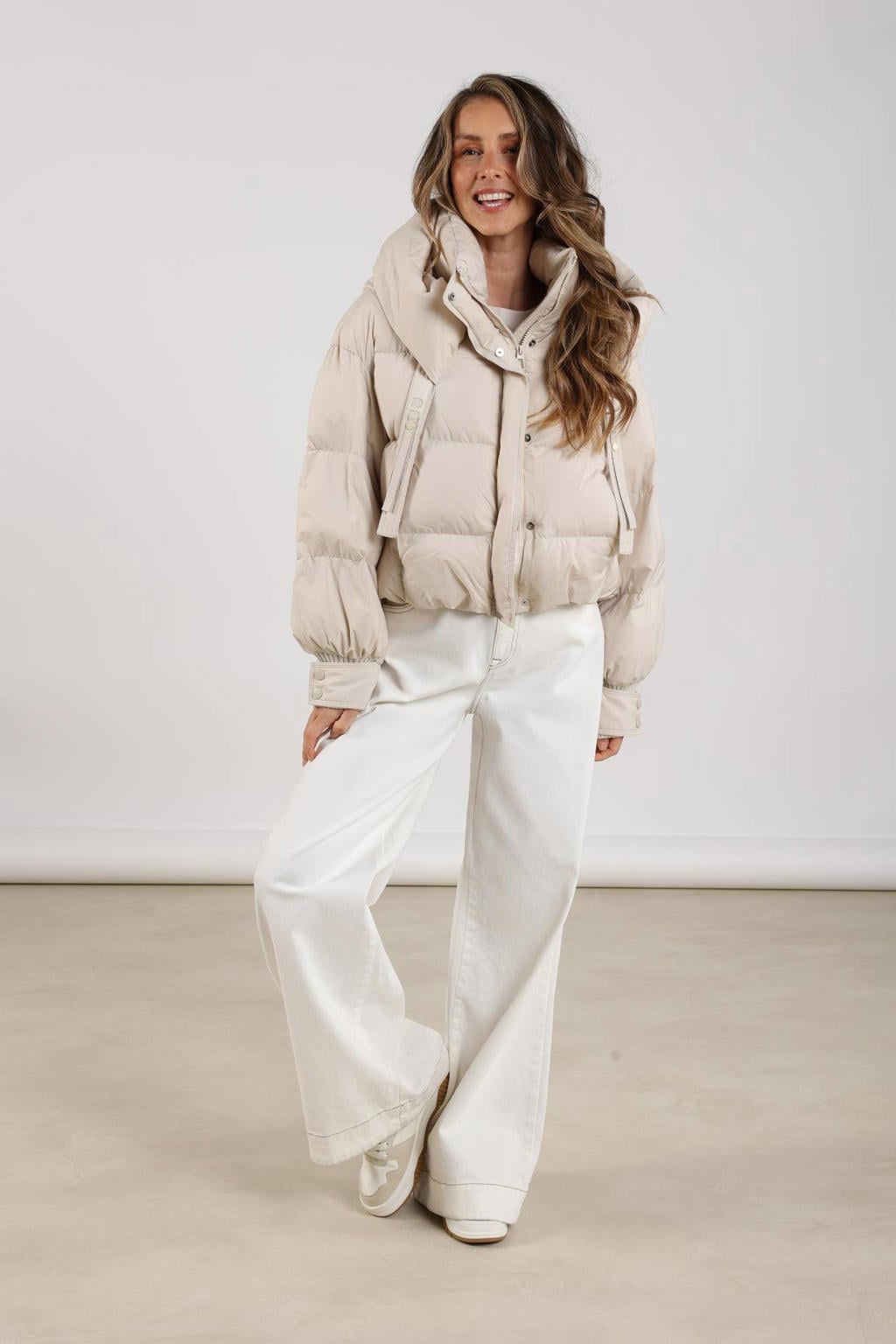 Beige dames NUKUS gewatteerde jas van polyester met effen, lange mouwen, capuchon en rits- en drukknoopsluiting
