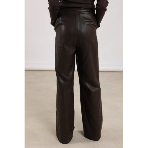 NUKUS imitatieleren wide leg regular waist casual broek donkerbruin afbeelding