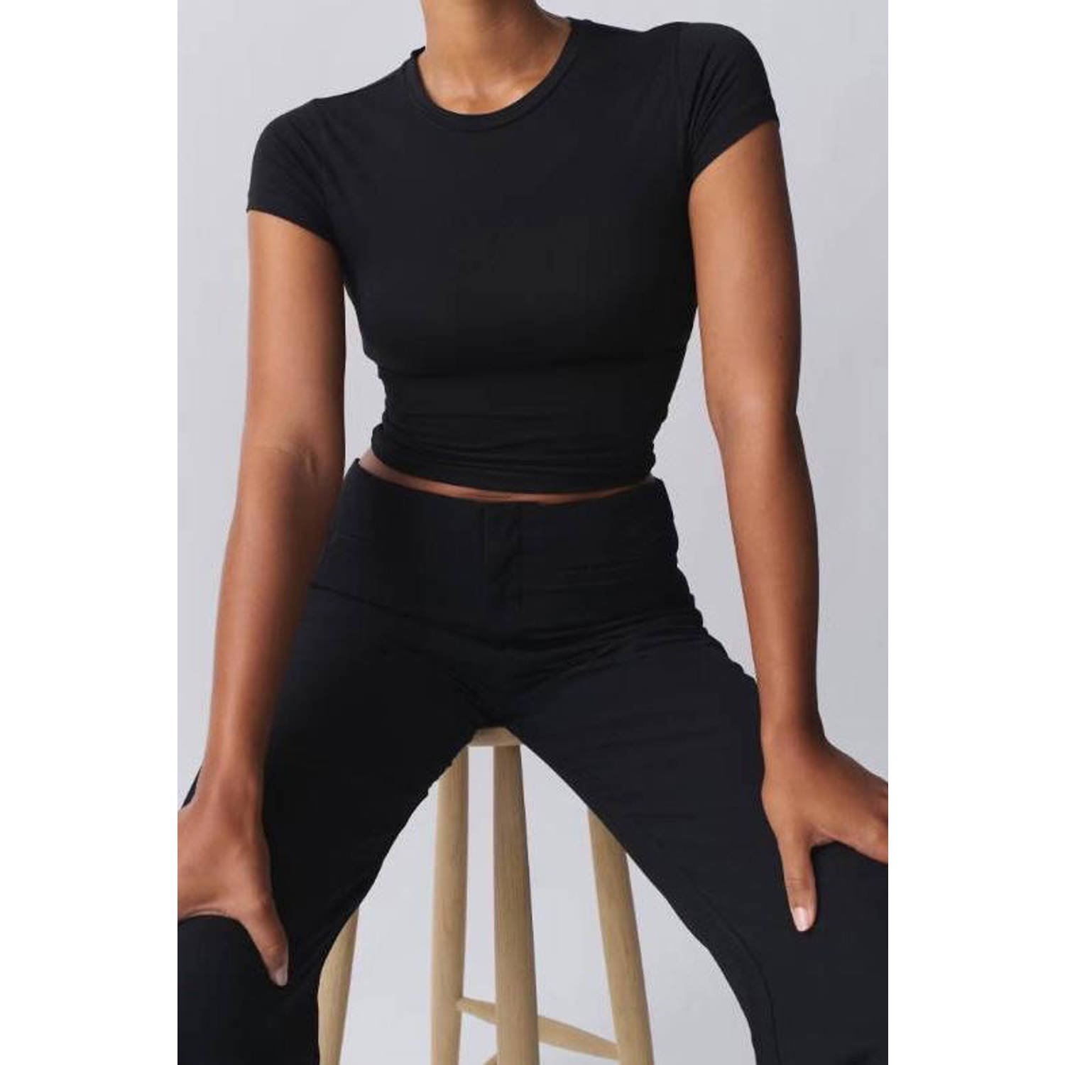 Gina Tricot T-shirt van een mix van viscose en elastaan met ronde hals