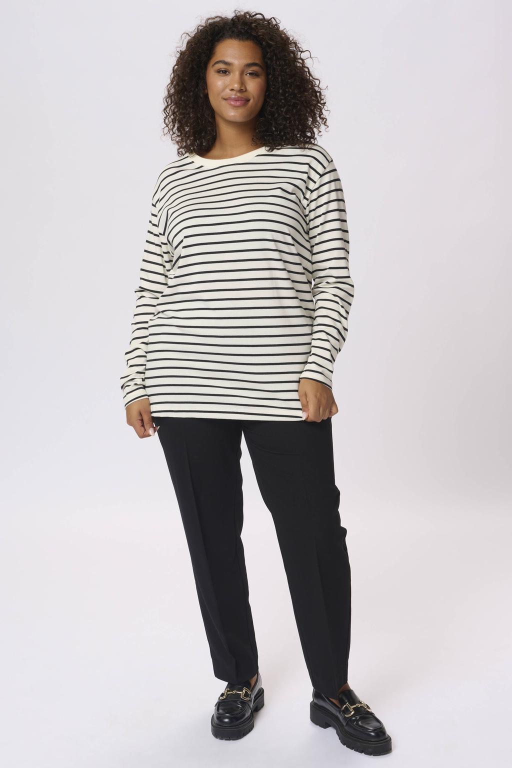 Ecru en zwarte dames Kaffe Curve top met strepenprint, lange mouwen en ronde hals