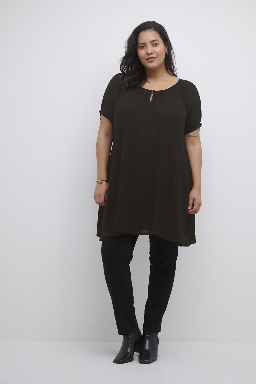 Zwarte dames Kaffe Curve tuniek van viscose met effen, korte mouwen, ronde hals en semi-transparante details