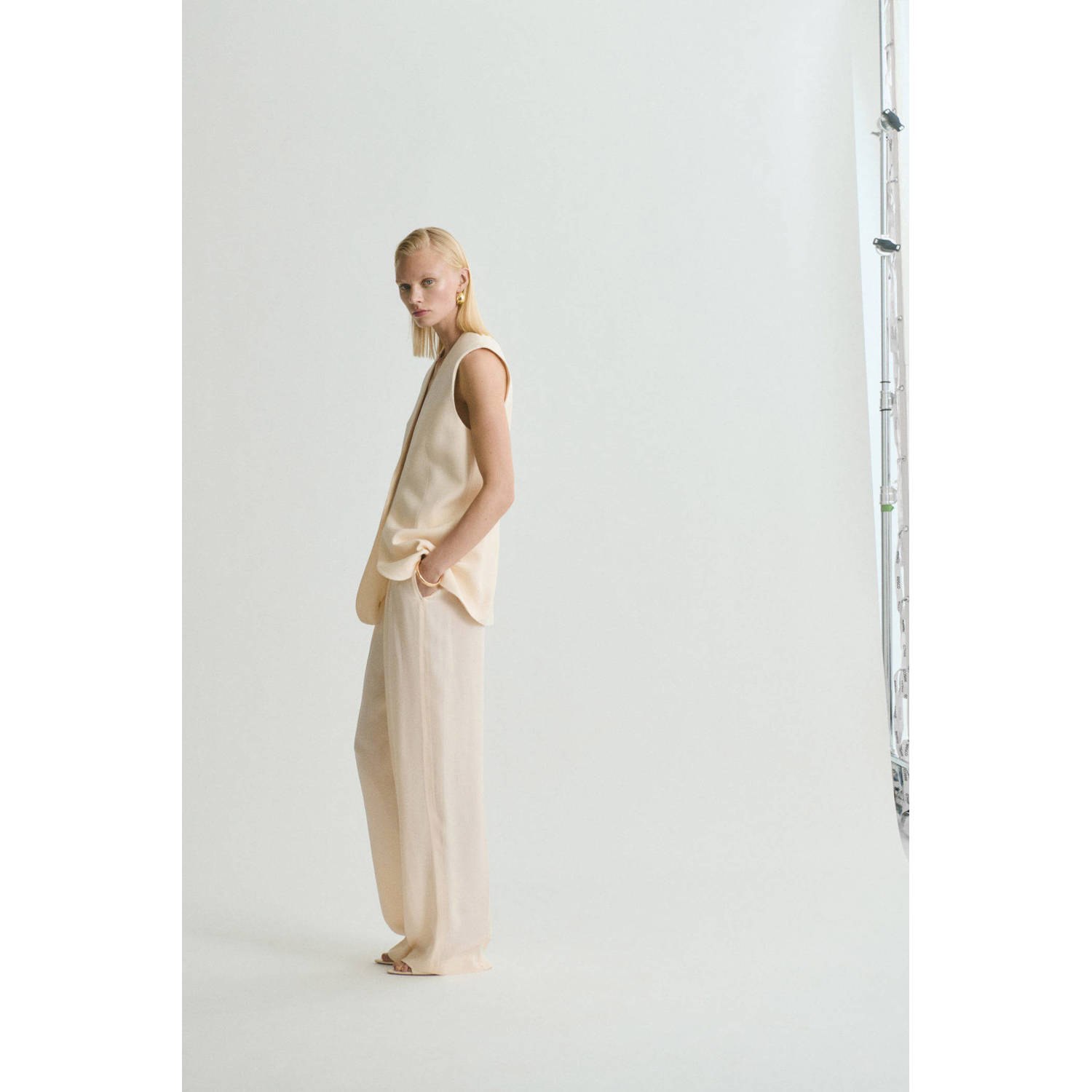 Mango high waist pantalon lichtgeel