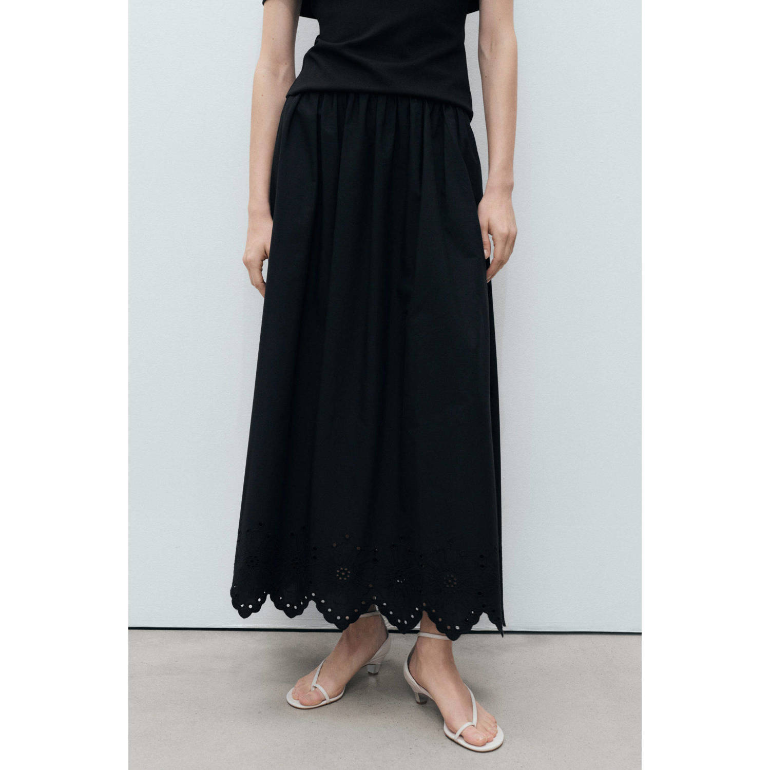 Mango midi rok broderie zwart