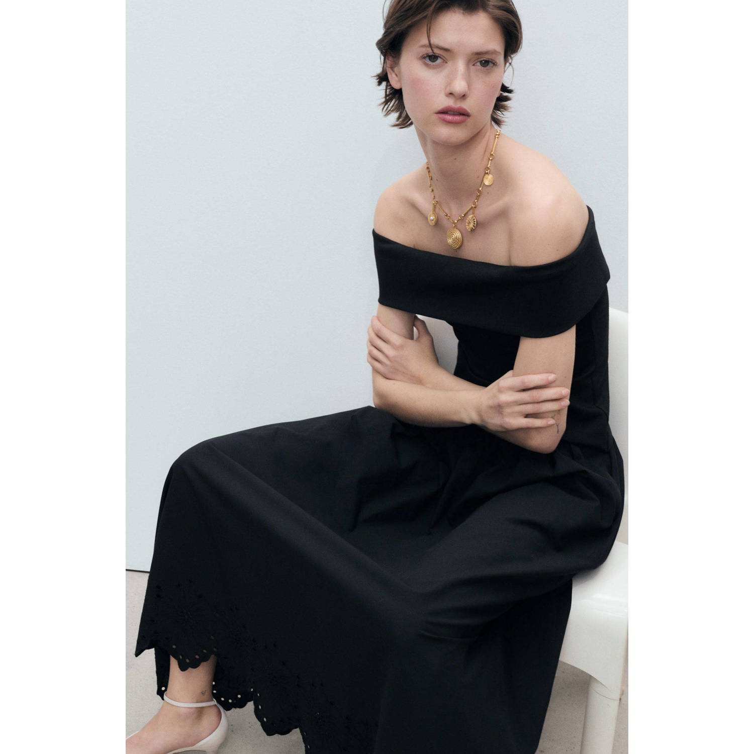 Mango midi rok broderie zwart