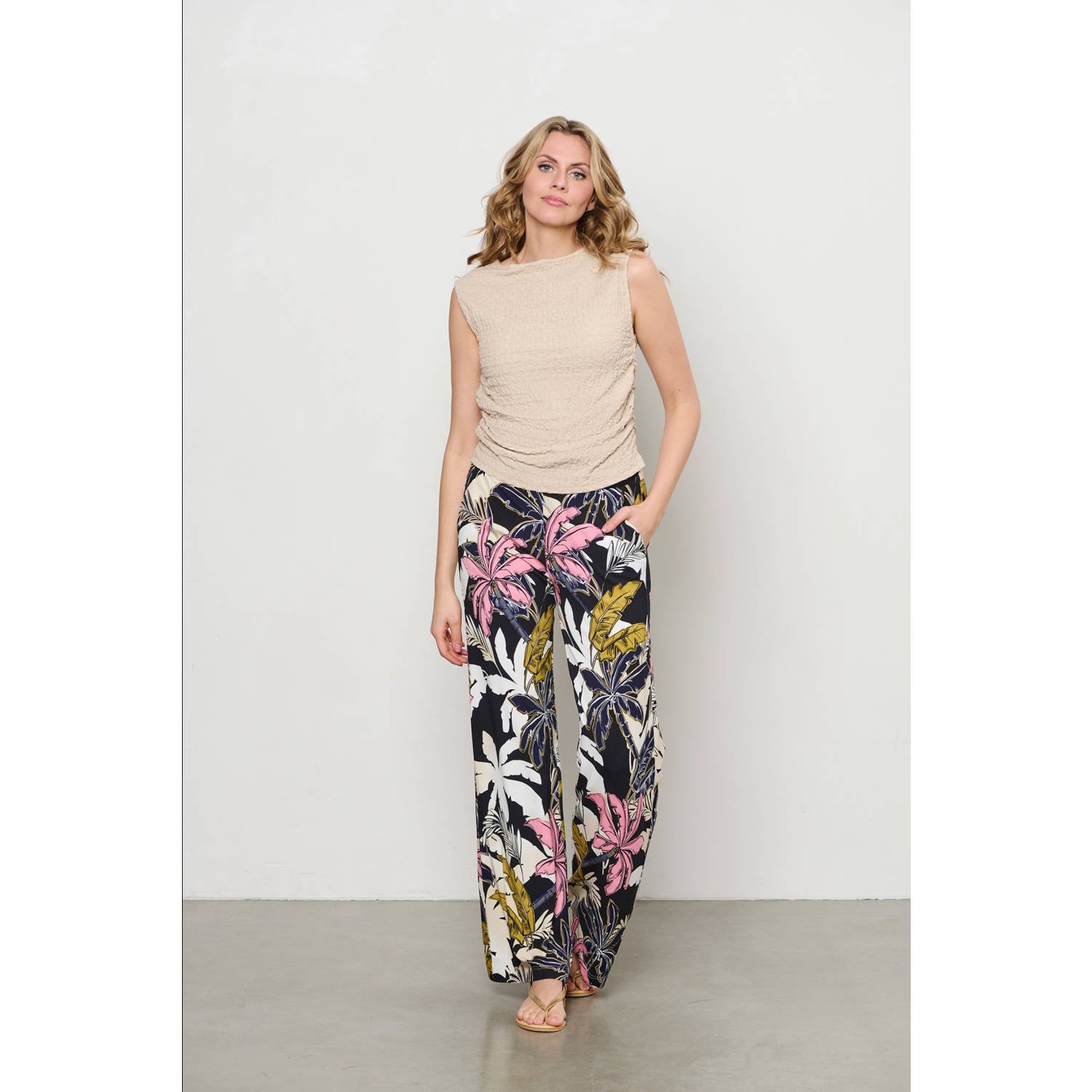 &Co Woman straight regular waist casual broek zwart