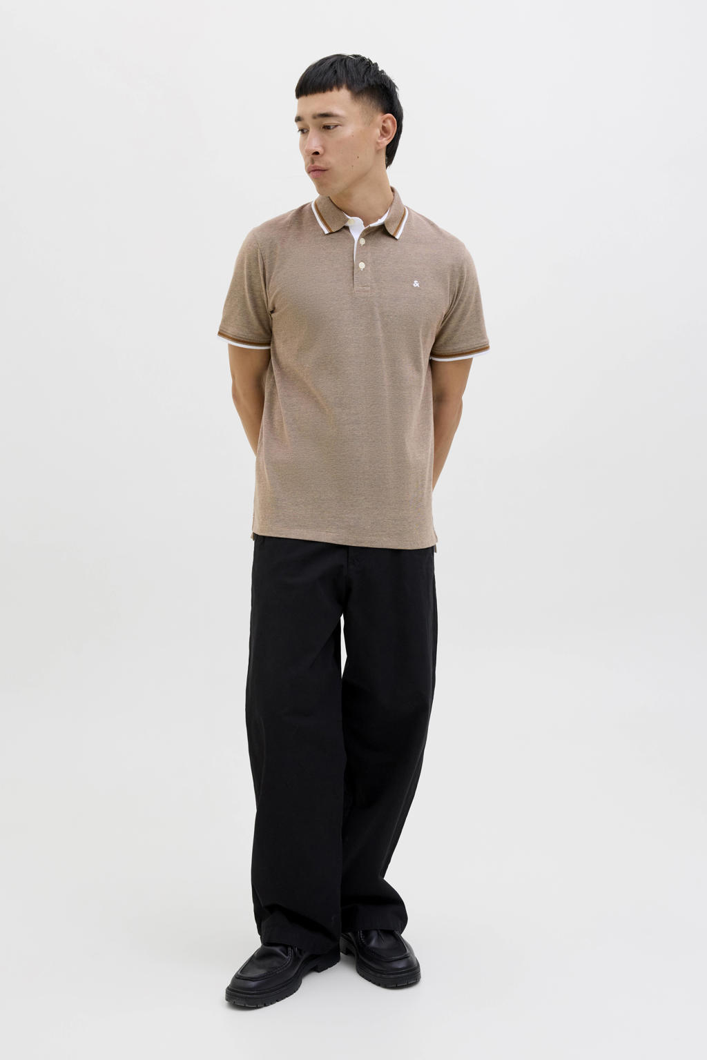 Lichtbruine heren JACK & JONES ESSENTIALS slim fit polo van katoen met effen, korte mouwen en contrast bies