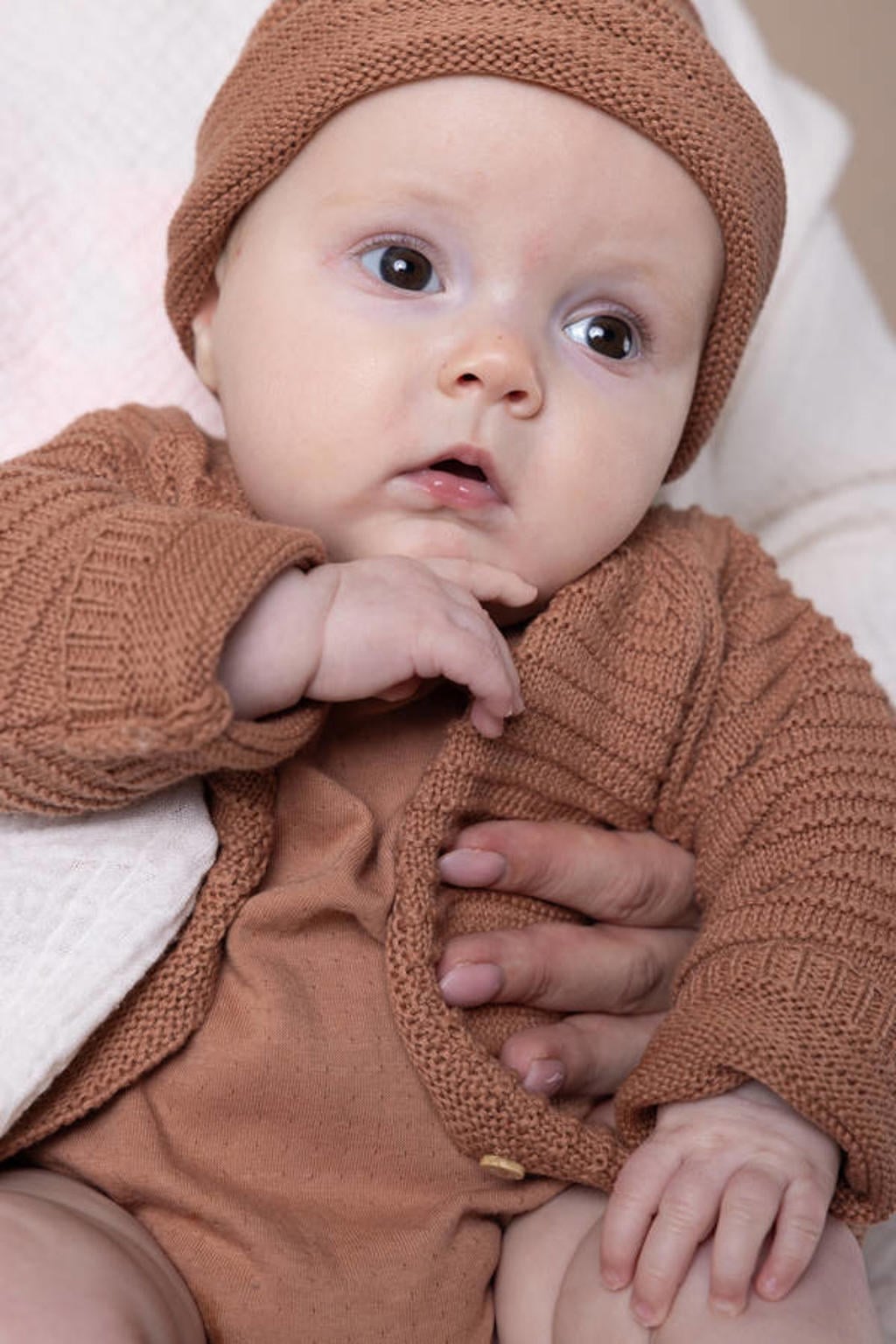Bruine jongens en meisjes Petite Maison cardigan gebreid van katoen met effen, lange mouwen, ronde hals en knoopsluiting