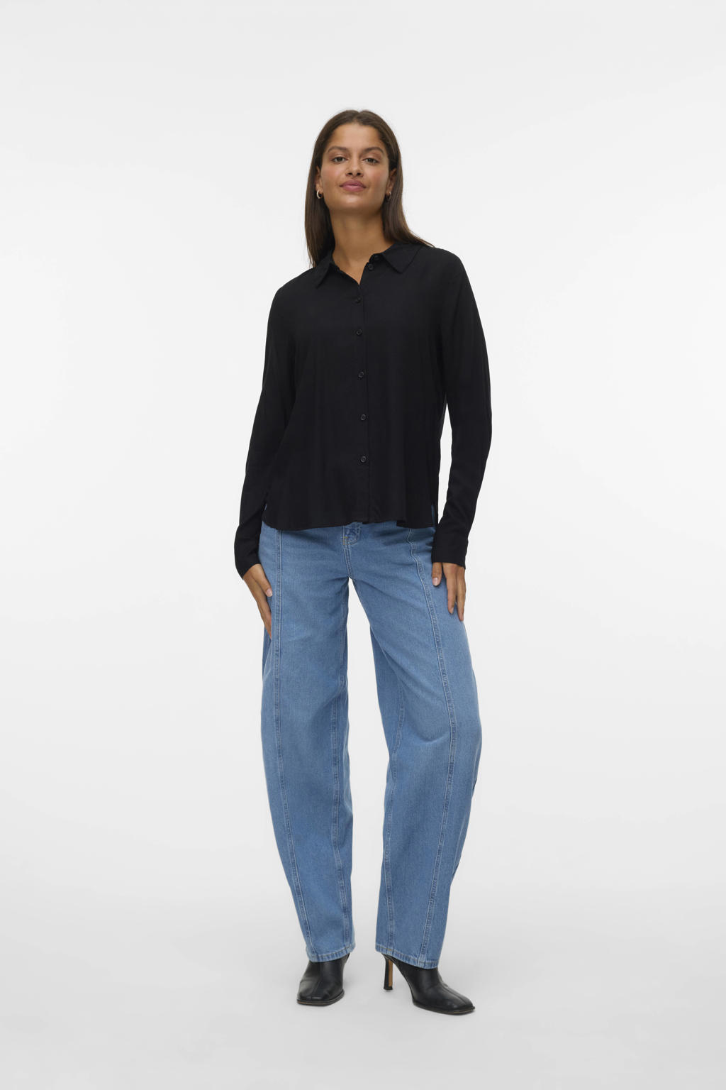 Zwarte dames VERO MODA blouse van viscose met effen, lange mouwen, klassieke kraag, knoopsluiting en geweven detail