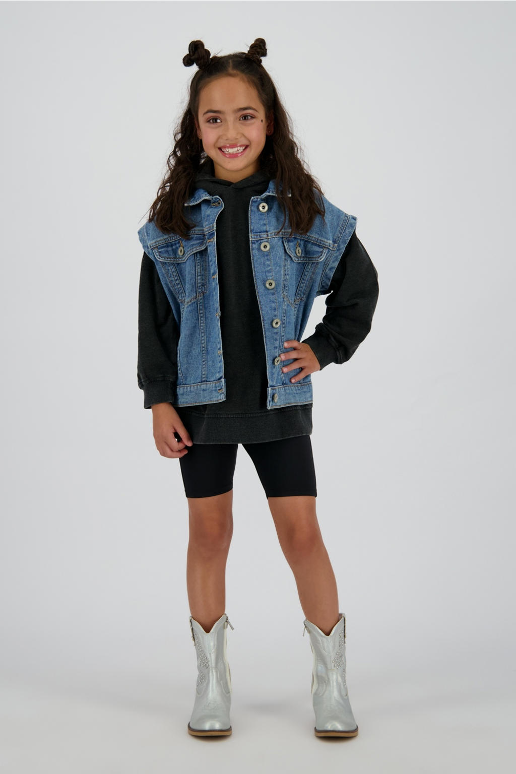 Medium blue denim meisjes Vingino gilet van denim met backprint, korte mouwen, klassieke kraag en knoopsluiting
