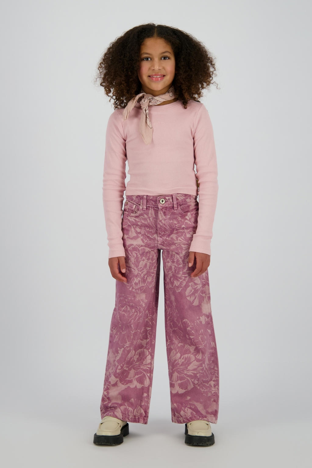 Lichtroze meisjes Vingino longsleeve rib gebreid van stretchkatoen met effen, lange mouwen en ronde hals