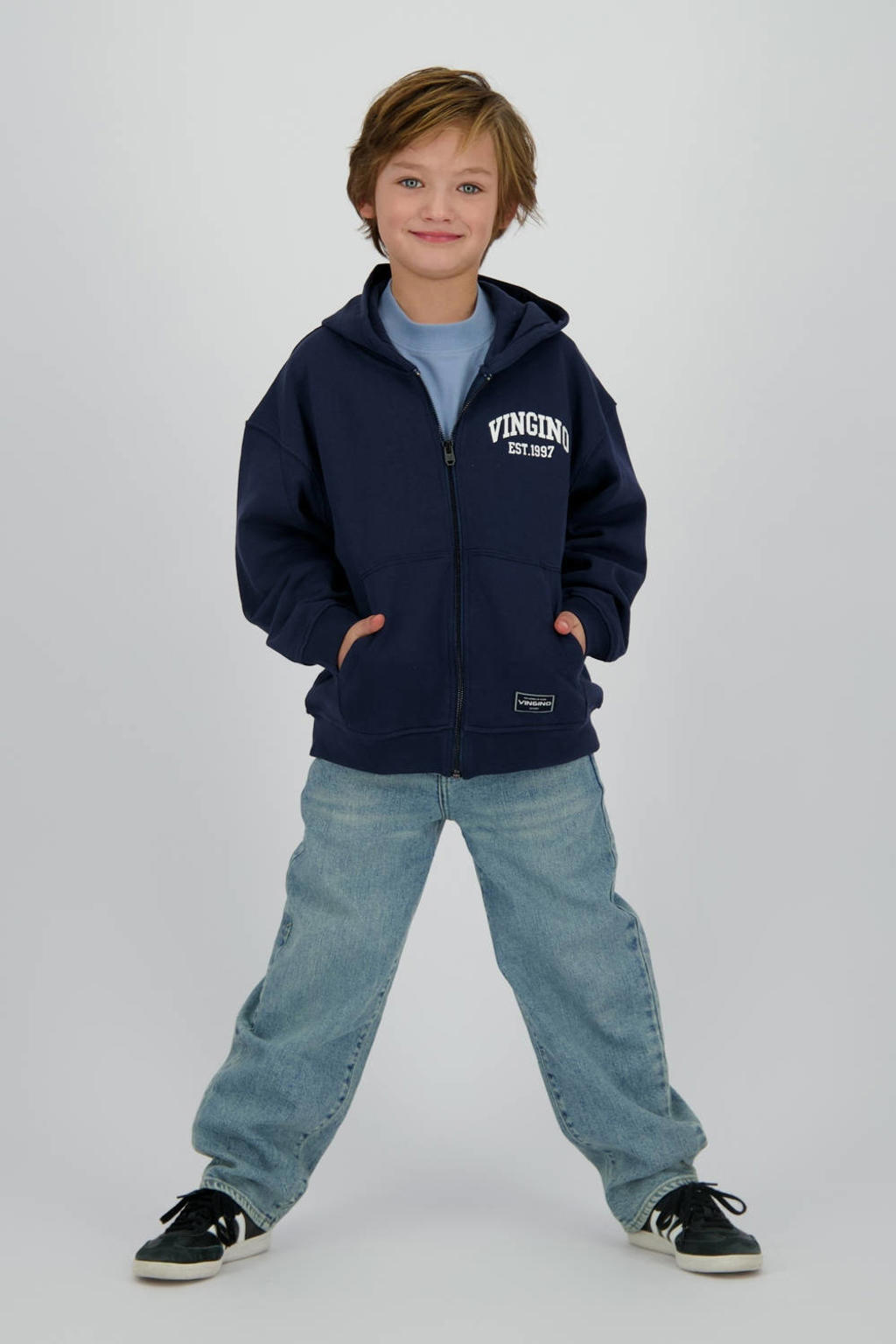 Donkerblauwe jongens Vingino sweatvest met logo dessin, lange mouwen, capuchon en ritssluiting