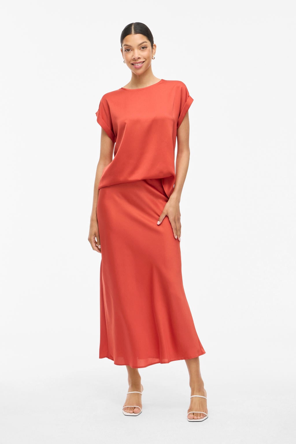 Roodbruine dames VILA satijnen blousetop bruin van polyester met effen, korte mouwen, ronde hals en glimmend detail