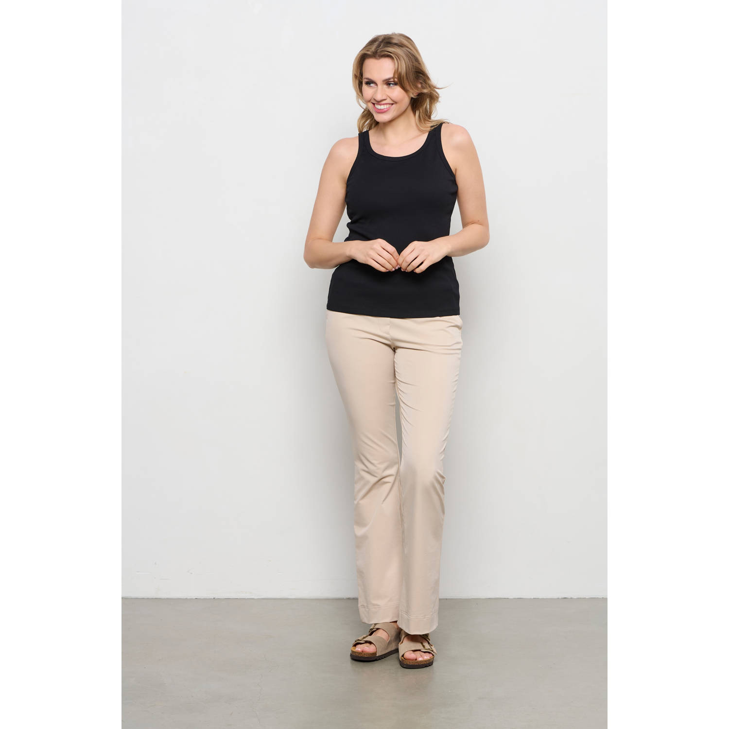 &Co Woman mouwloze top zwart