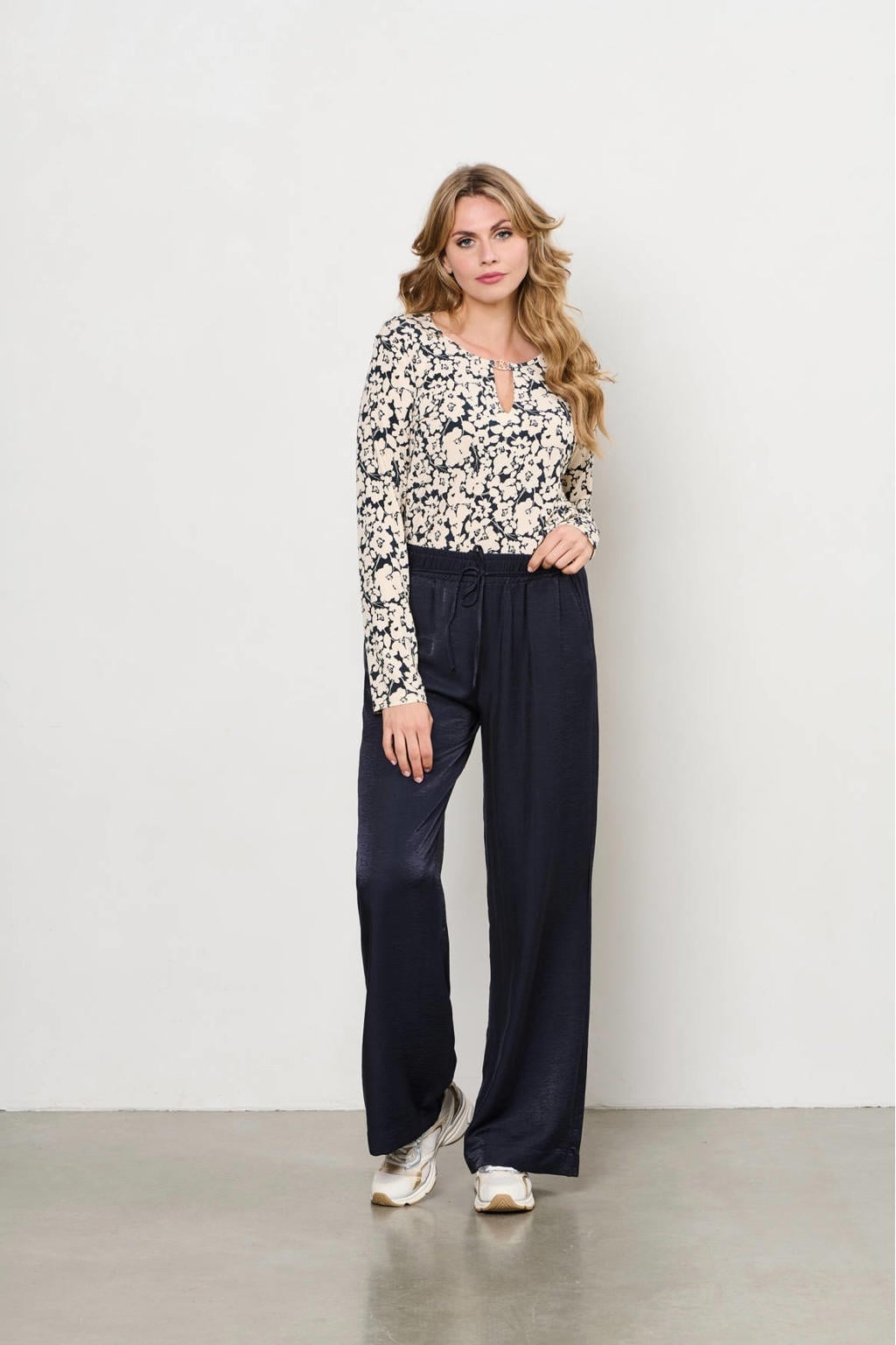 Donkerblauwe dames &Co Woman straight high waist casual broek van viscose met elastische tailleband met koord en effen