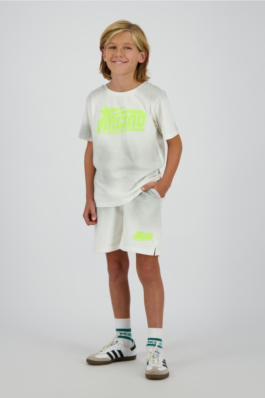 Lichtgrijs en witte jongens Vingino loose sweatshort met regular waist en elastische tailleband met koord