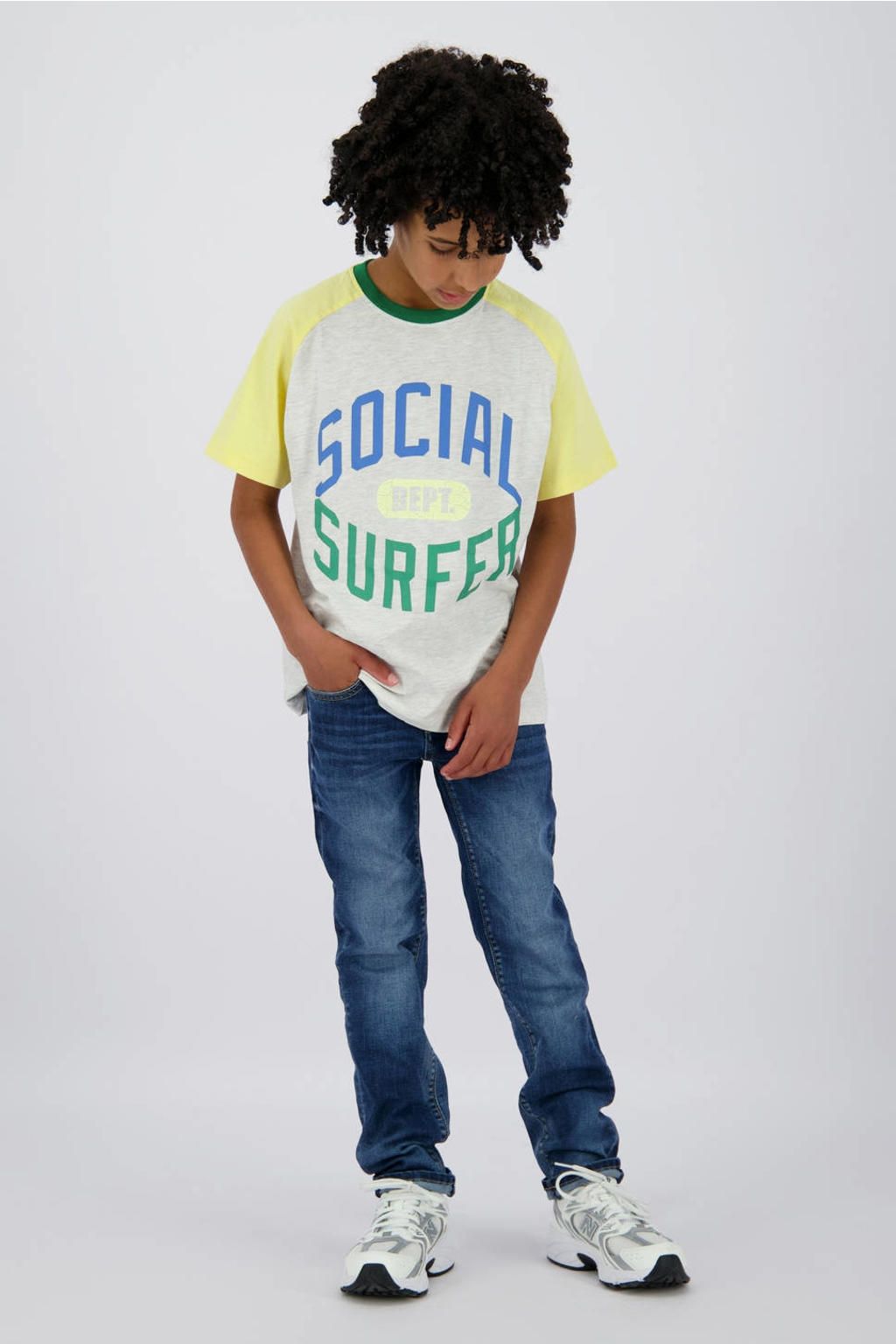 Lichtgrijs, geel en groene jongens Vingino T-shirt van katoen met printopdruk, korte mouwen en ronde hals