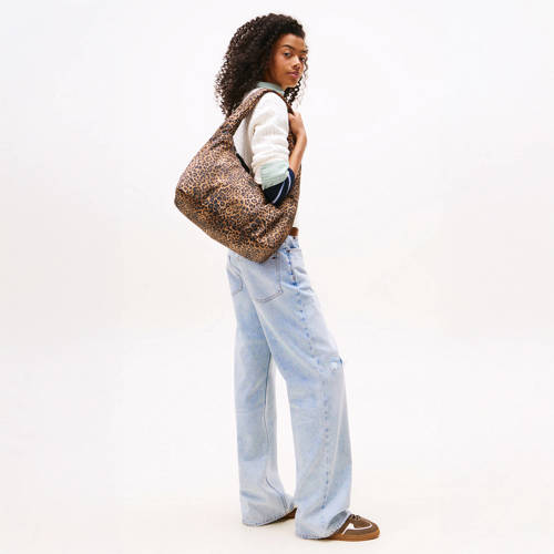 Tommy Jeans schoudertas met panterprint Urban Leo Hobo bruin afbeelding