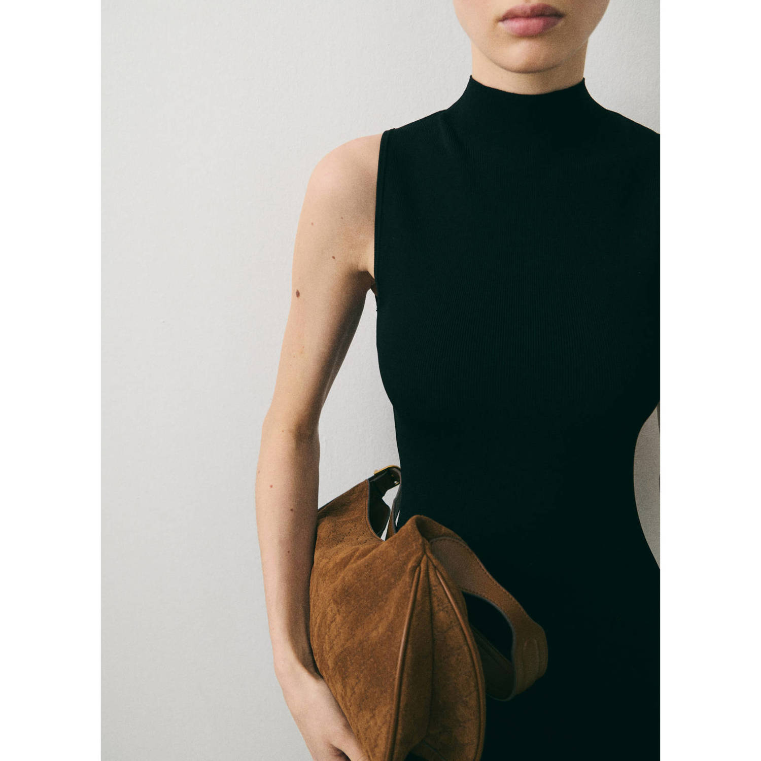 Mango suede doorgestikte schoudertas bruin