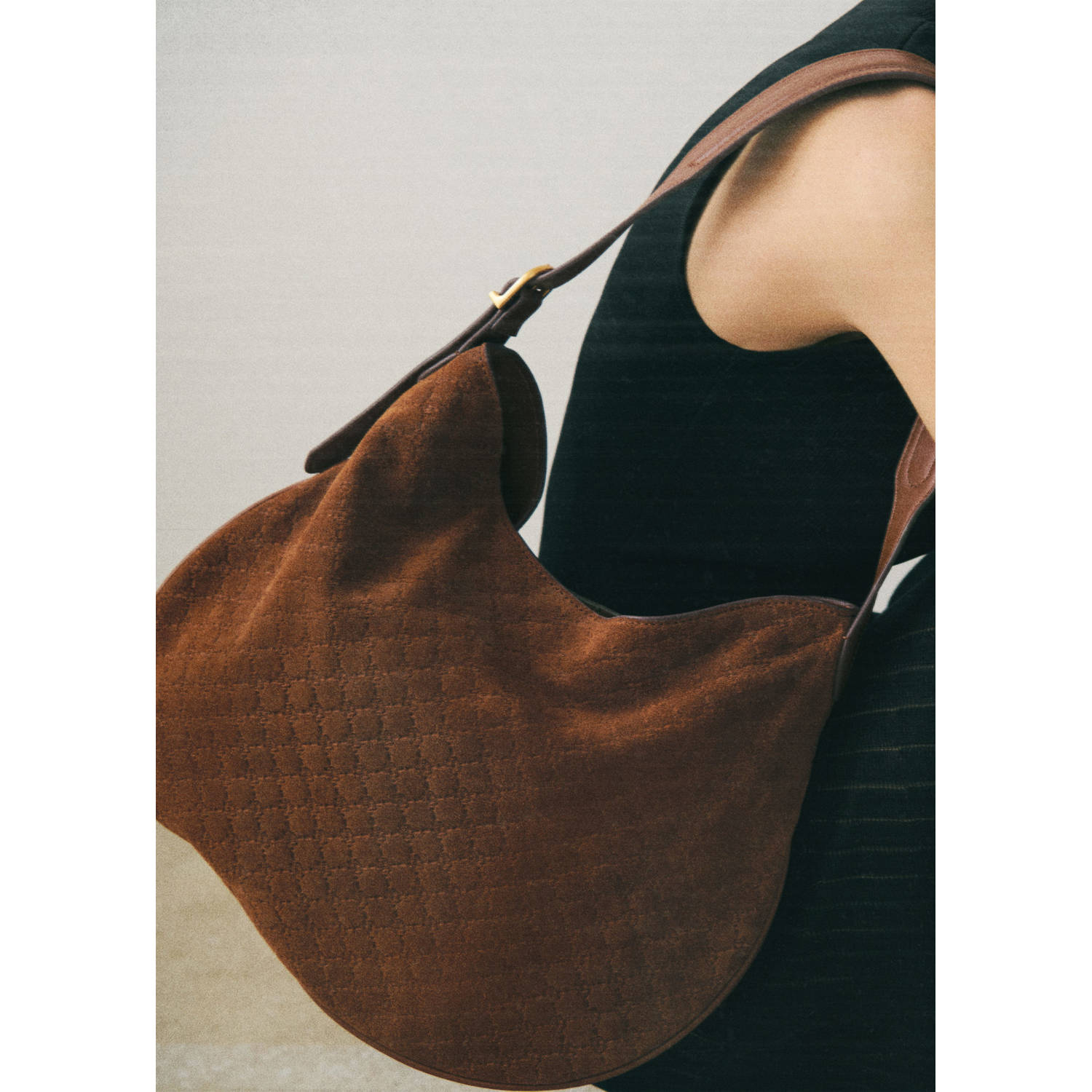 Mango suede doorgestikte schoudertas bruin