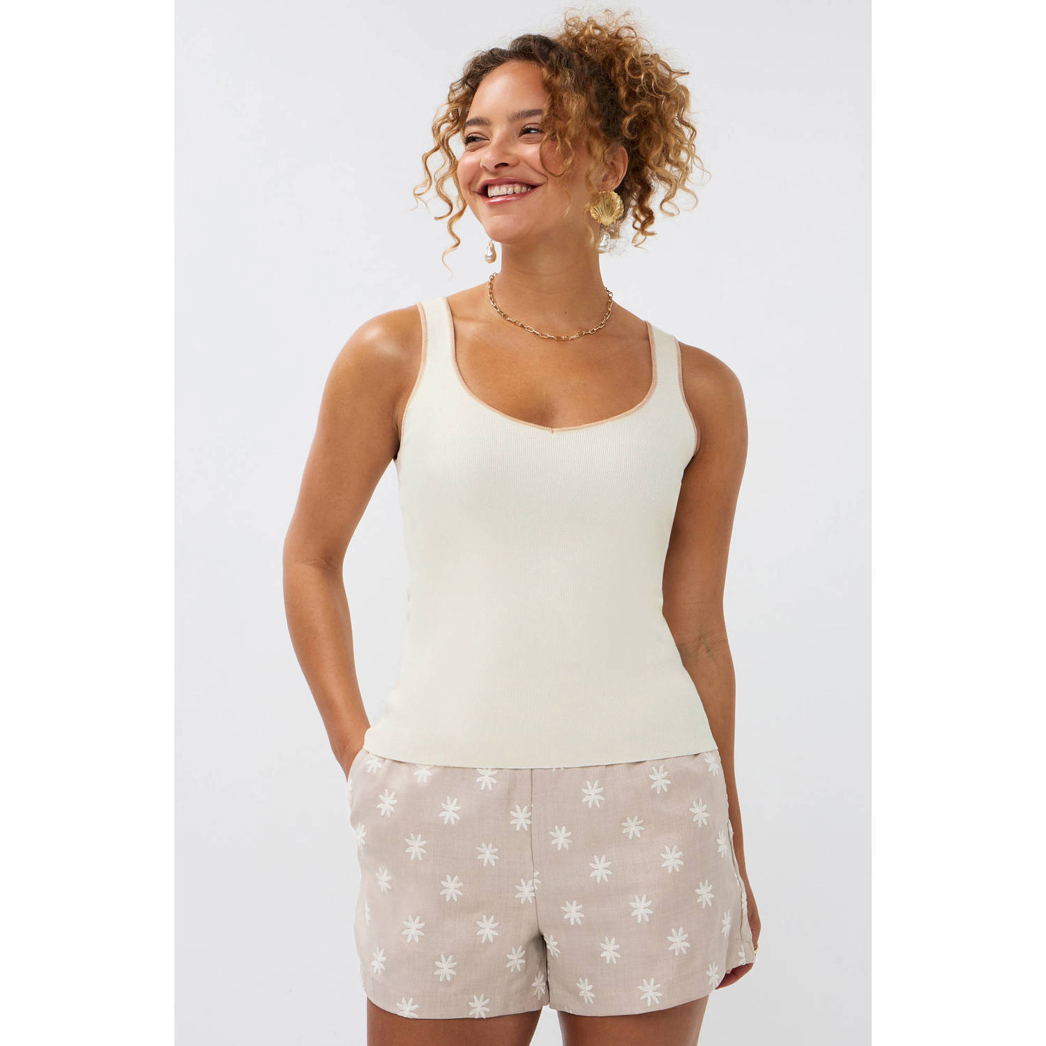 Ydence straight high waist casual short zand