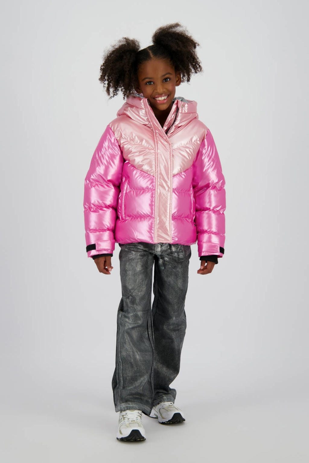 Roze en lichtroze meisjes Vingino gewatteerde jas van polyester met meerkleurige print, lange mouwen, capuchon, rits- en drukknoopsluiting en glimmend detail