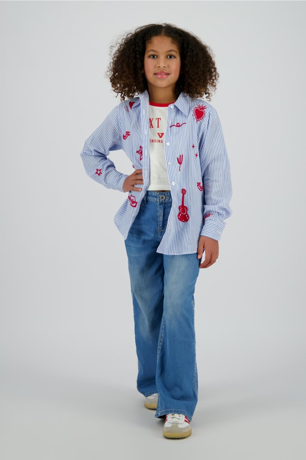 Blauw, wit en rode meisjes Vingino blouse van katoen met lange mouwen, klassieke kraag, knoopsluiting en borduursels