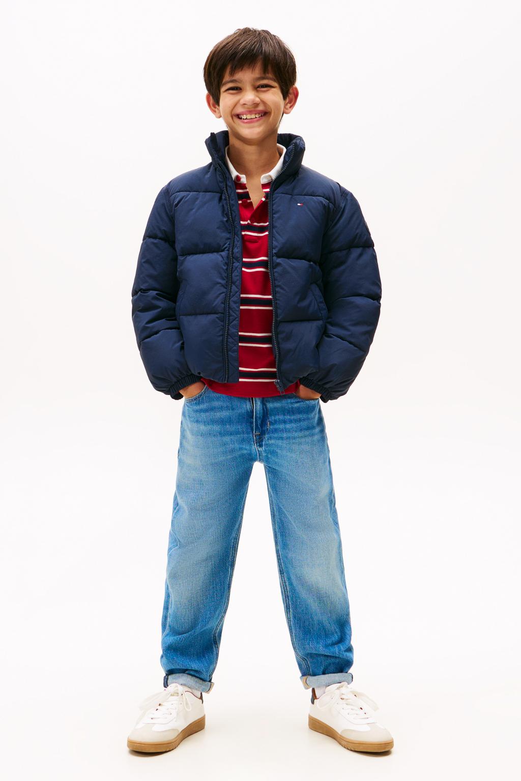 Marine, wit en rode jongens en meisjes Tommy Hilfiger gewatteerde jas van polyamide met backprint, lange mouwen, opstaande kraag en ritssluiting
