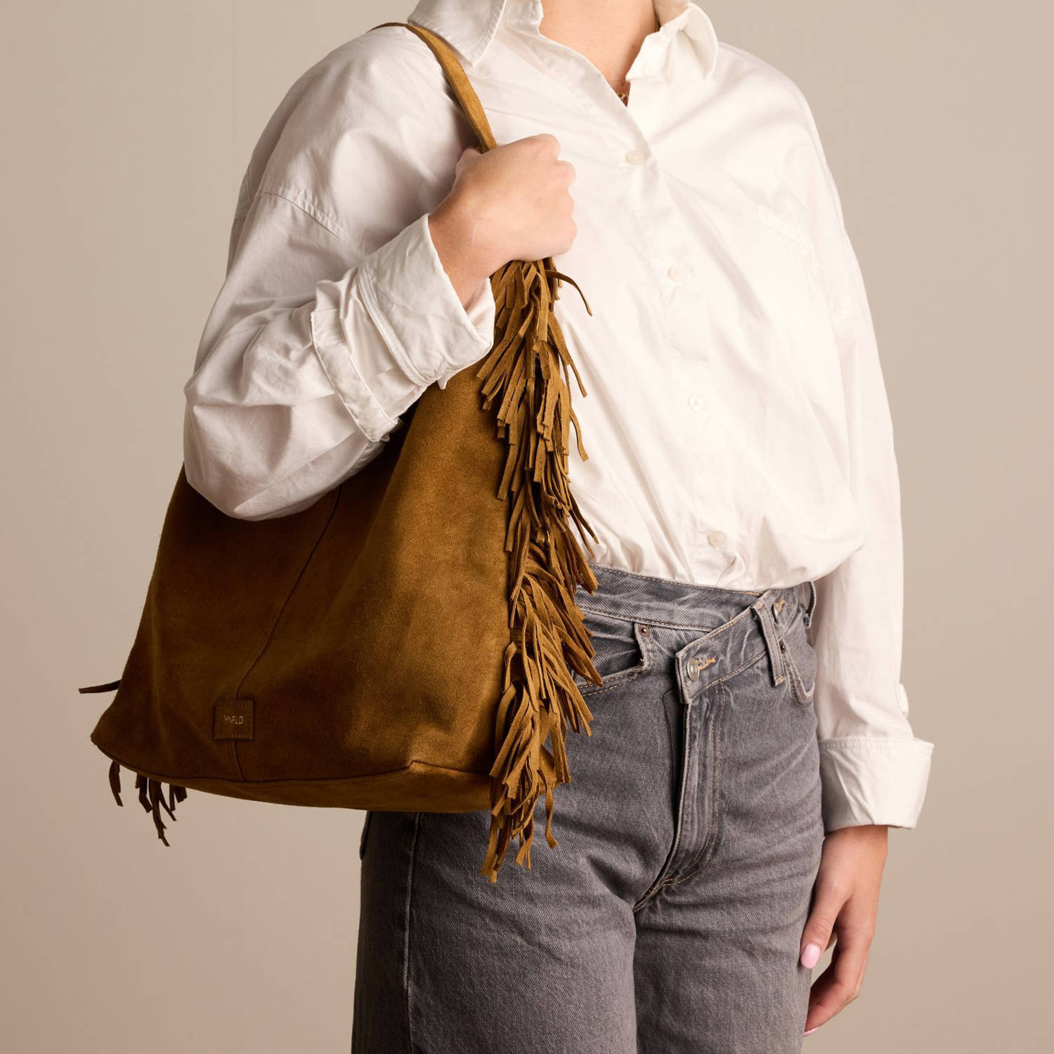 Manfield suede schoudertas met franjes cognac