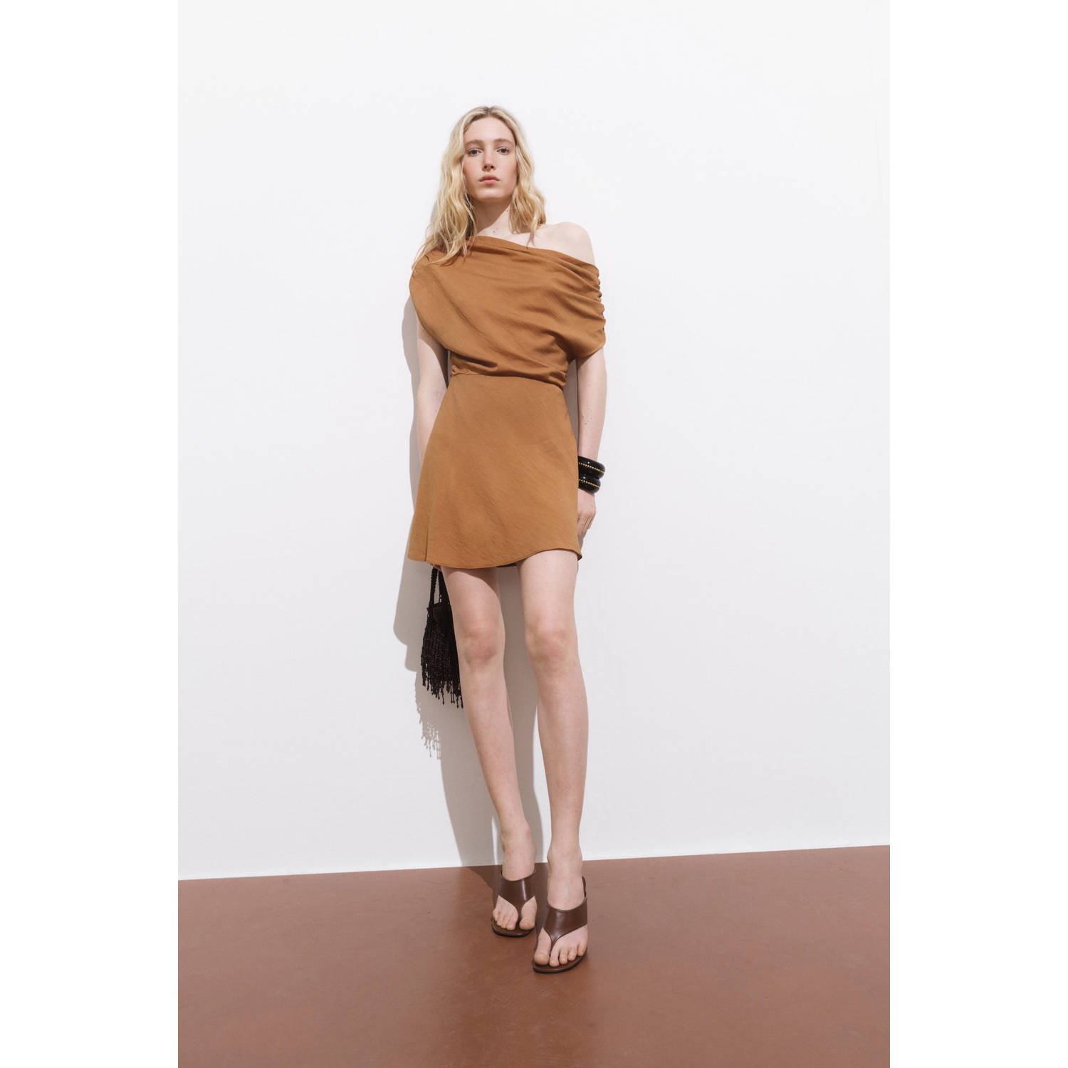 Mango one shoulder jurk bruin