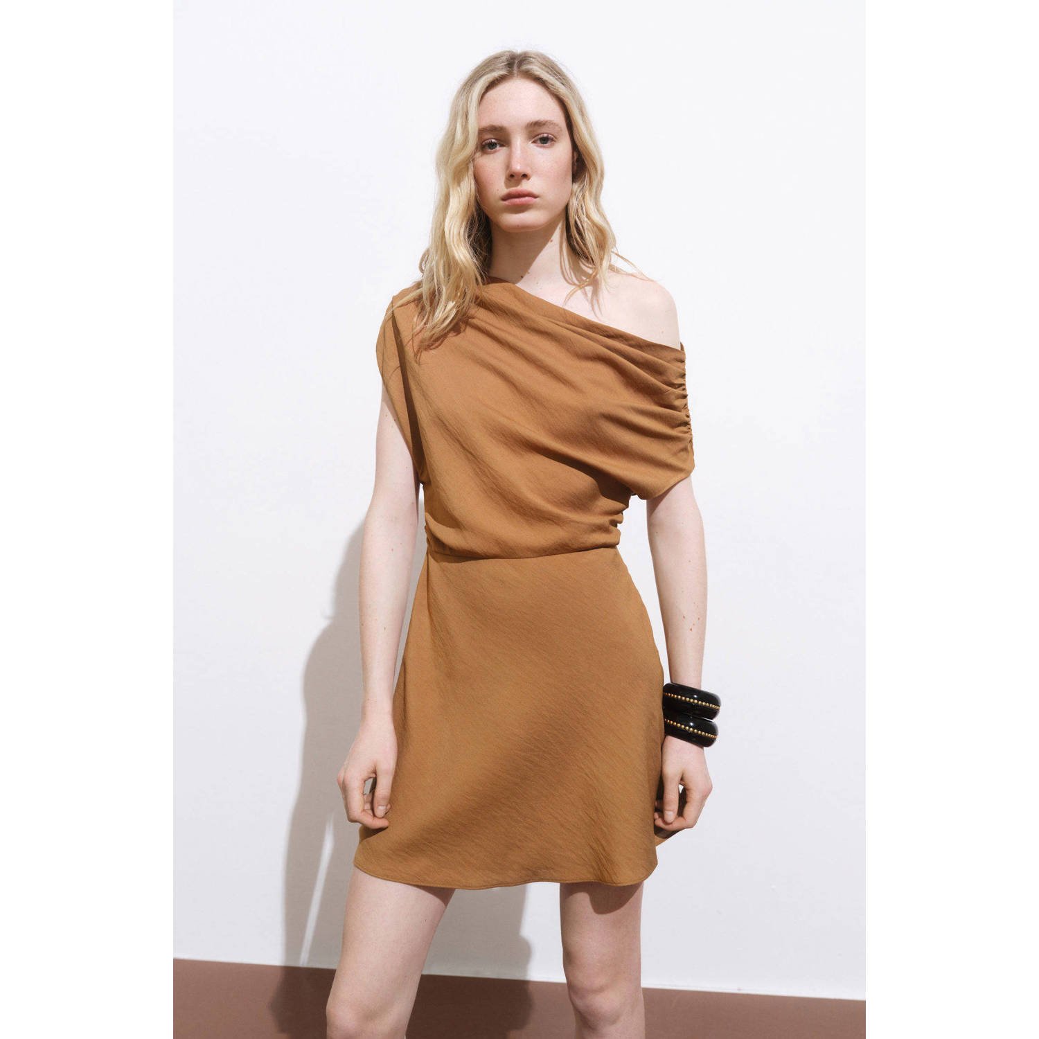 Mango one shoulder jurk bruin