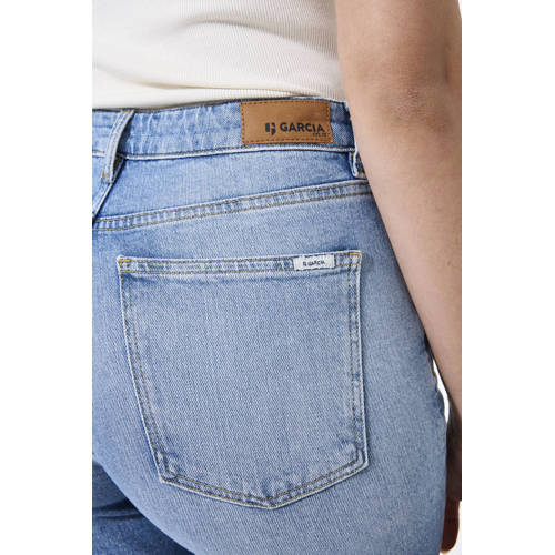 Garcia mom jeans light blue denim afbeelding
