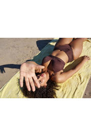 thumbnail: BEACHWAVE Curve voorgevormde beugel bikinitop met lurex donkerbruin