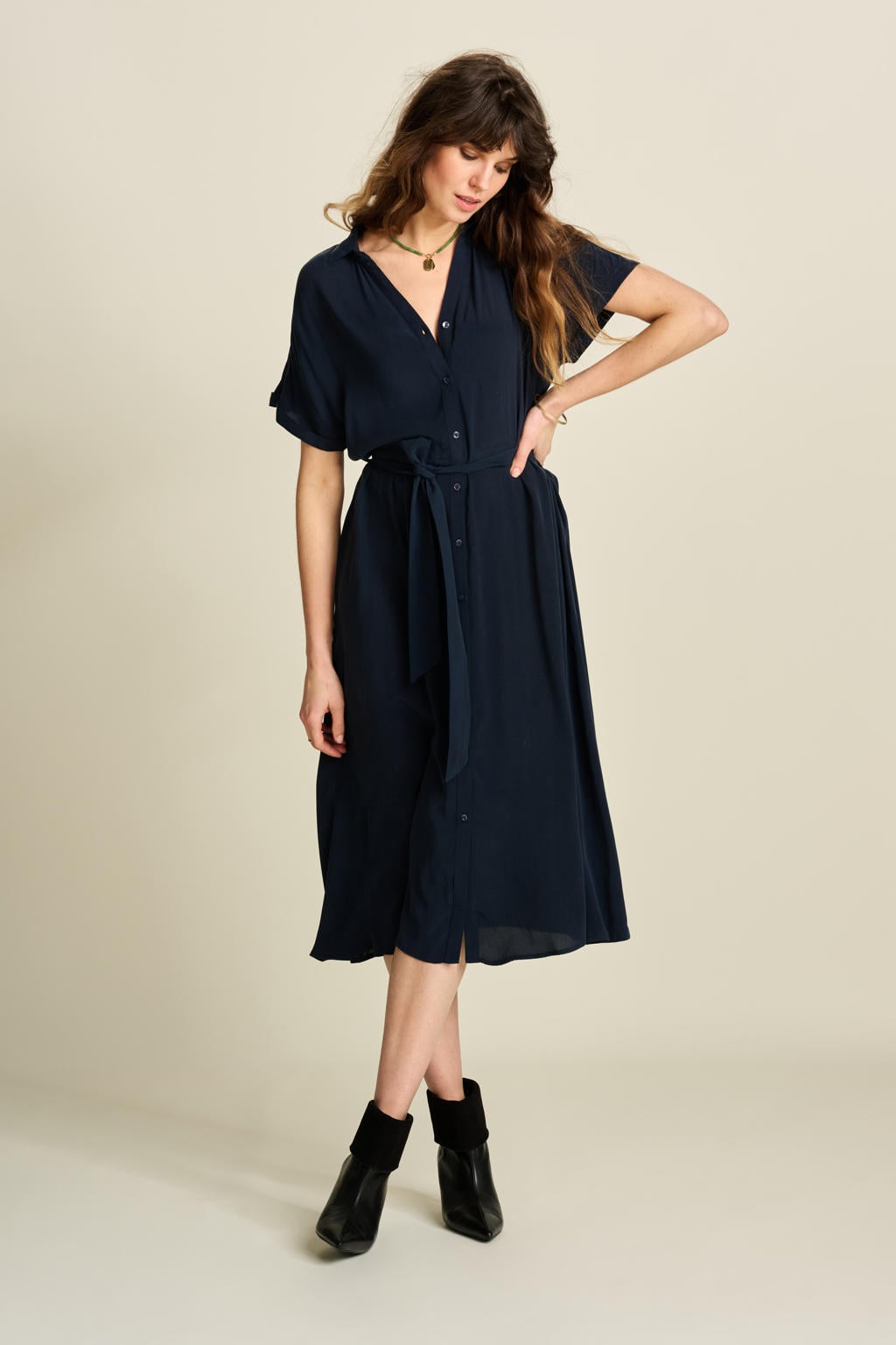 Donkerblauwe dames POM Amsterdam blousejurk van cupro met effen, korte mouwen, V-hals en knoopsluiting