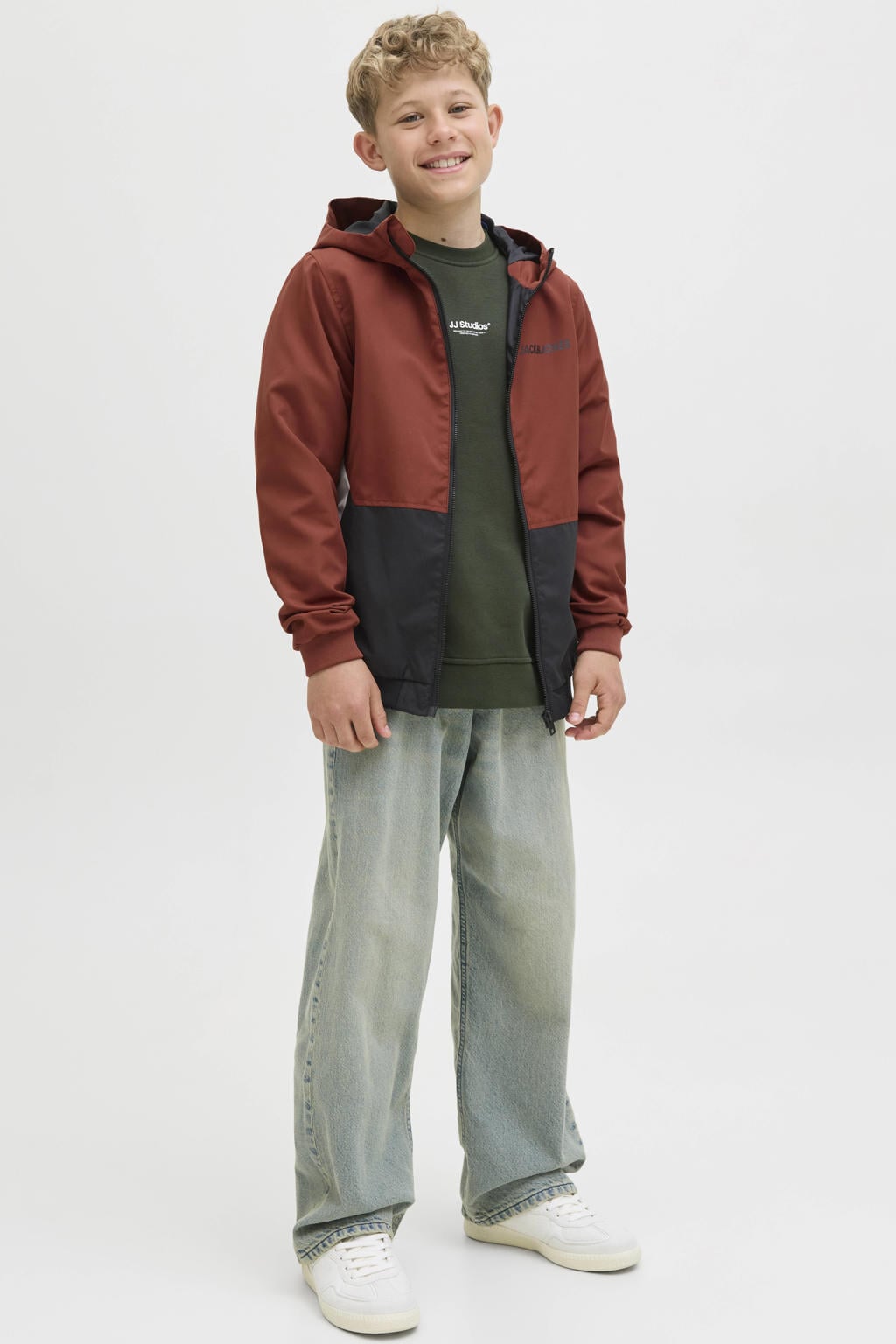 Bruin en zwarte jongens JACK & JONES JUNIOR zomerjas roestbruin van polyester met meerkleurige print, lange mouwen, capuchon, ritssluiting en elastische boord