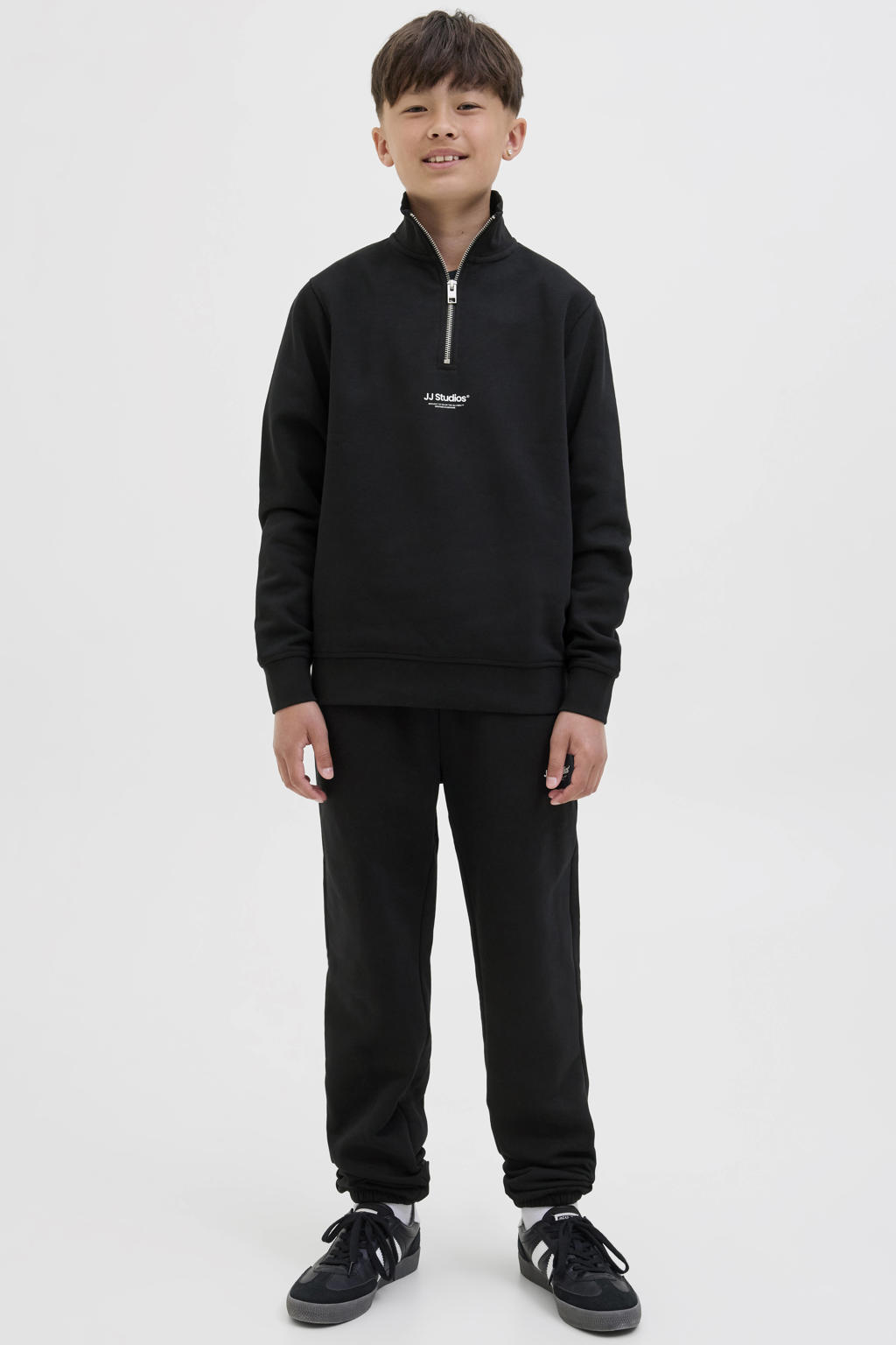 Zwarte jongens JACK & JONES JUNIOR relaxed joggingbroek van sweat materiaal met regular waist, elastische tailleband met koord en printopdruk