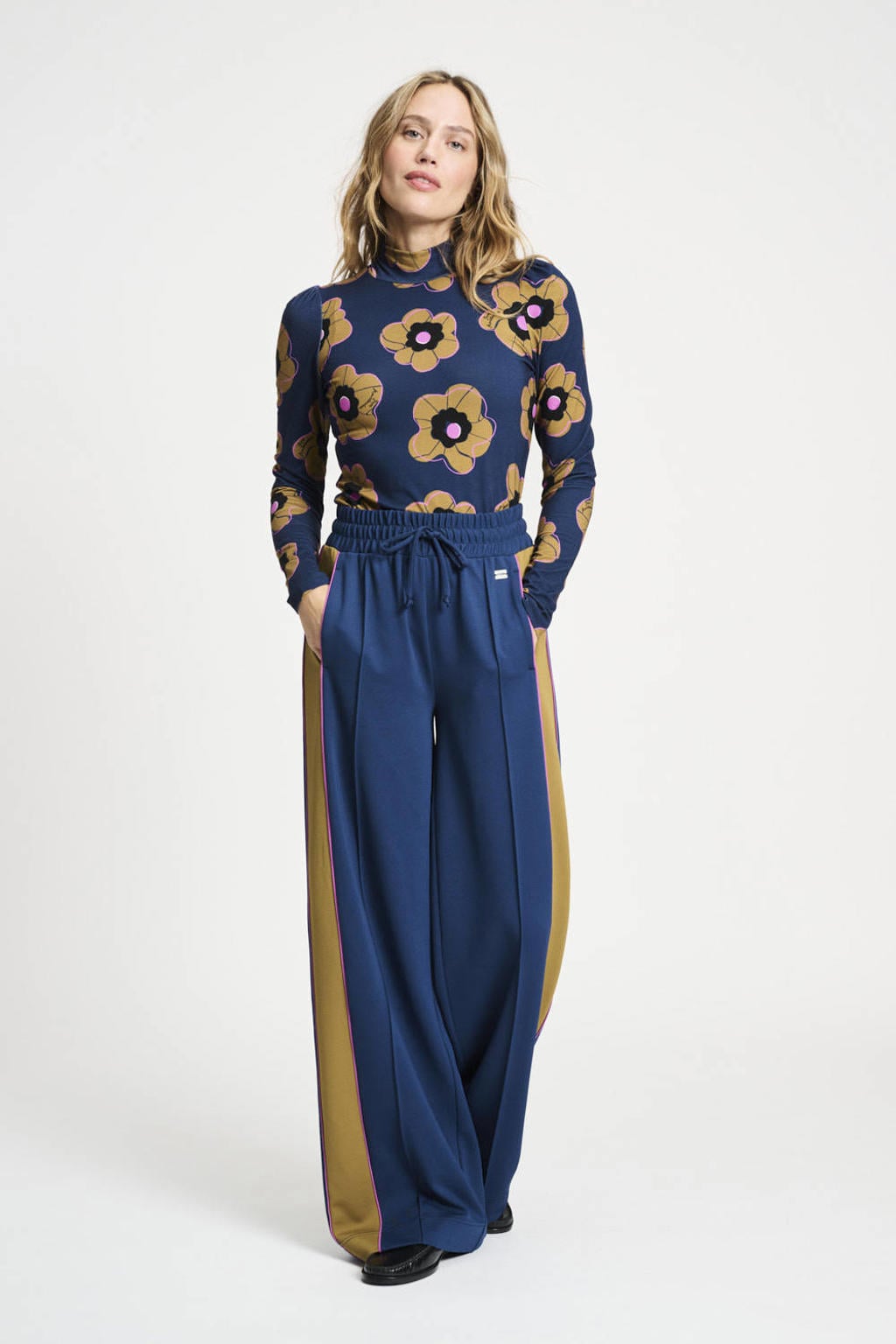 Donkerblauw en bruine dames POM Amsterdam wide leg regular waist pantalon met elastische tailleband met koord