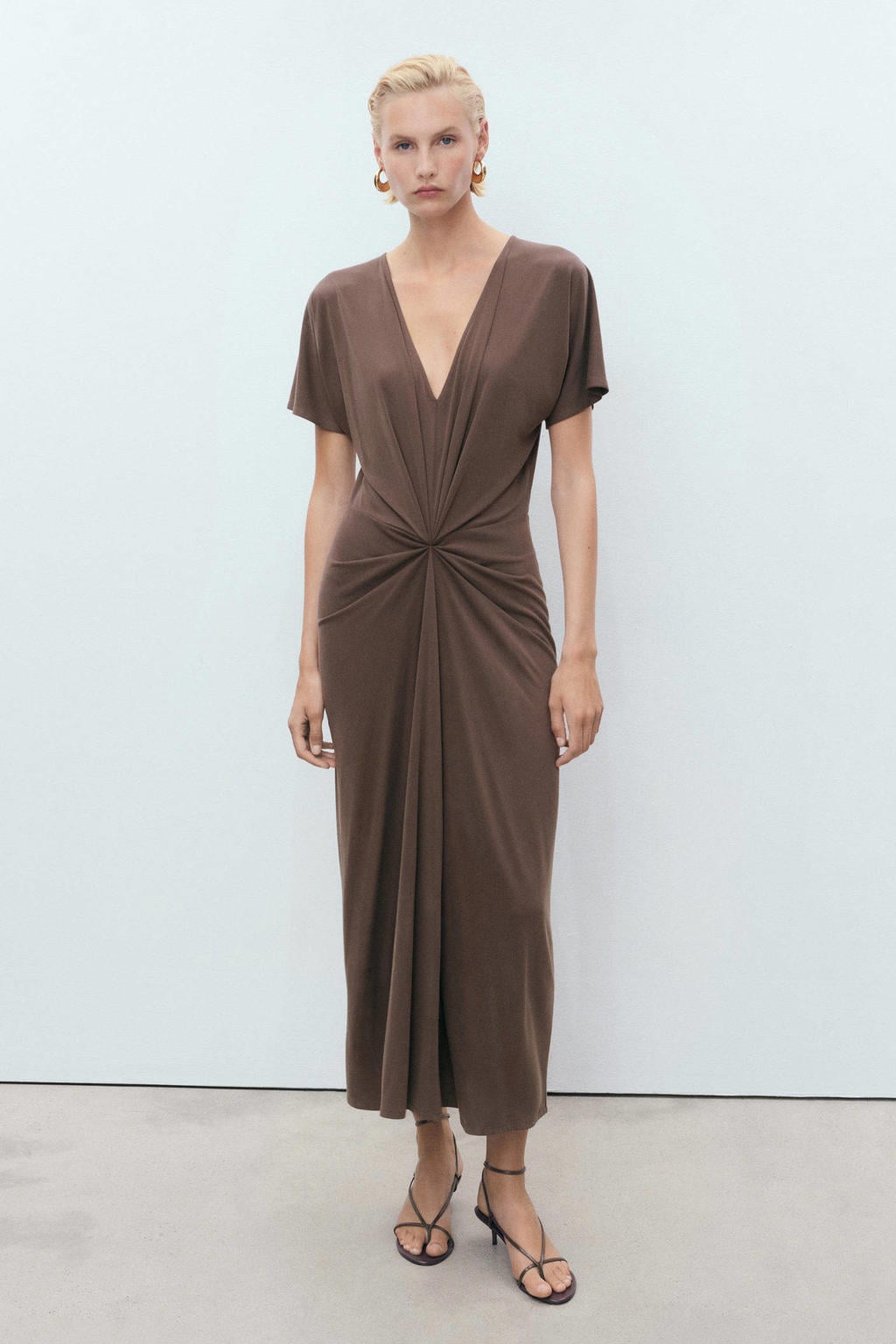 Bruine dames Mango midi jurk van viscose met effen, korte mouwen, V-hals en knoopdetail