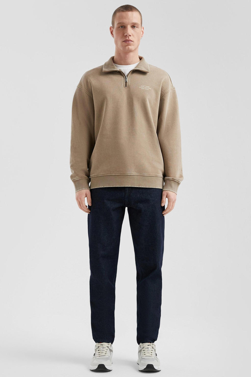 Lichtbruine heren QS sweater met printopdruk, lange mouwen, opstaande kraag en halve rits