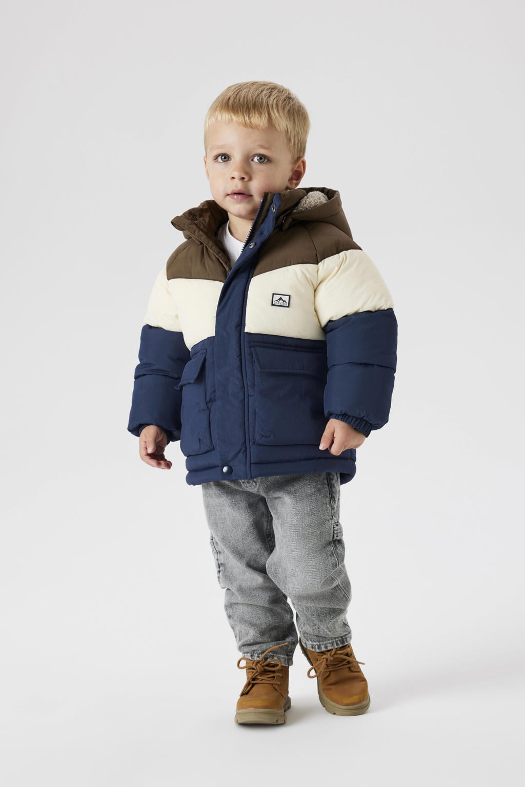 Bruin, donkerblauw en ecru jongens NAME IT MINI gewatteerde jas van nylon met meerkleurige print, lange mouwen, capuchon en rits- en drukknoopsluiting