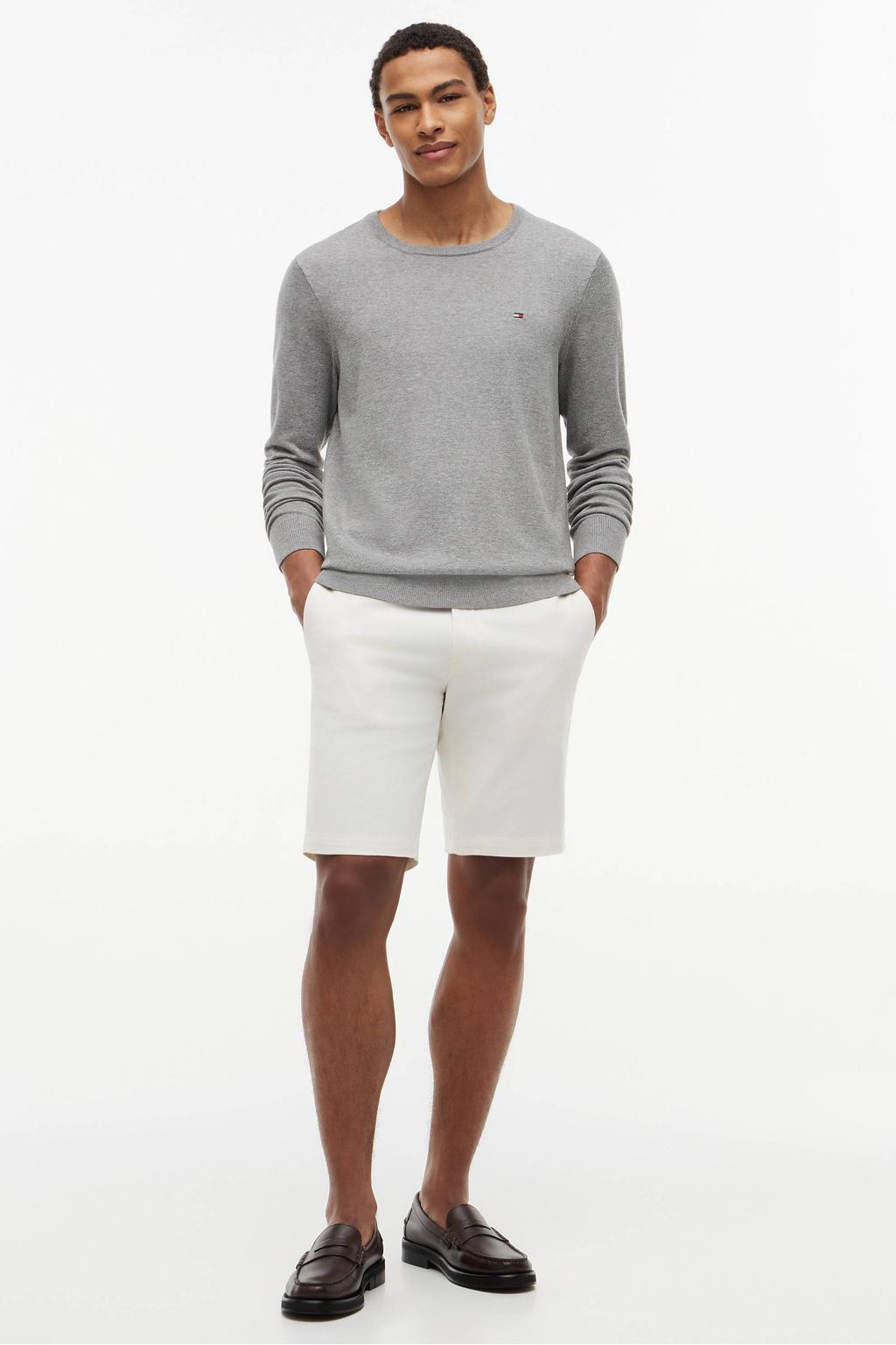 Grijze heren Tommy Hilfiger pullover fijn gebreid van katoen met logo dessin, lange mouwen en ronde hals
