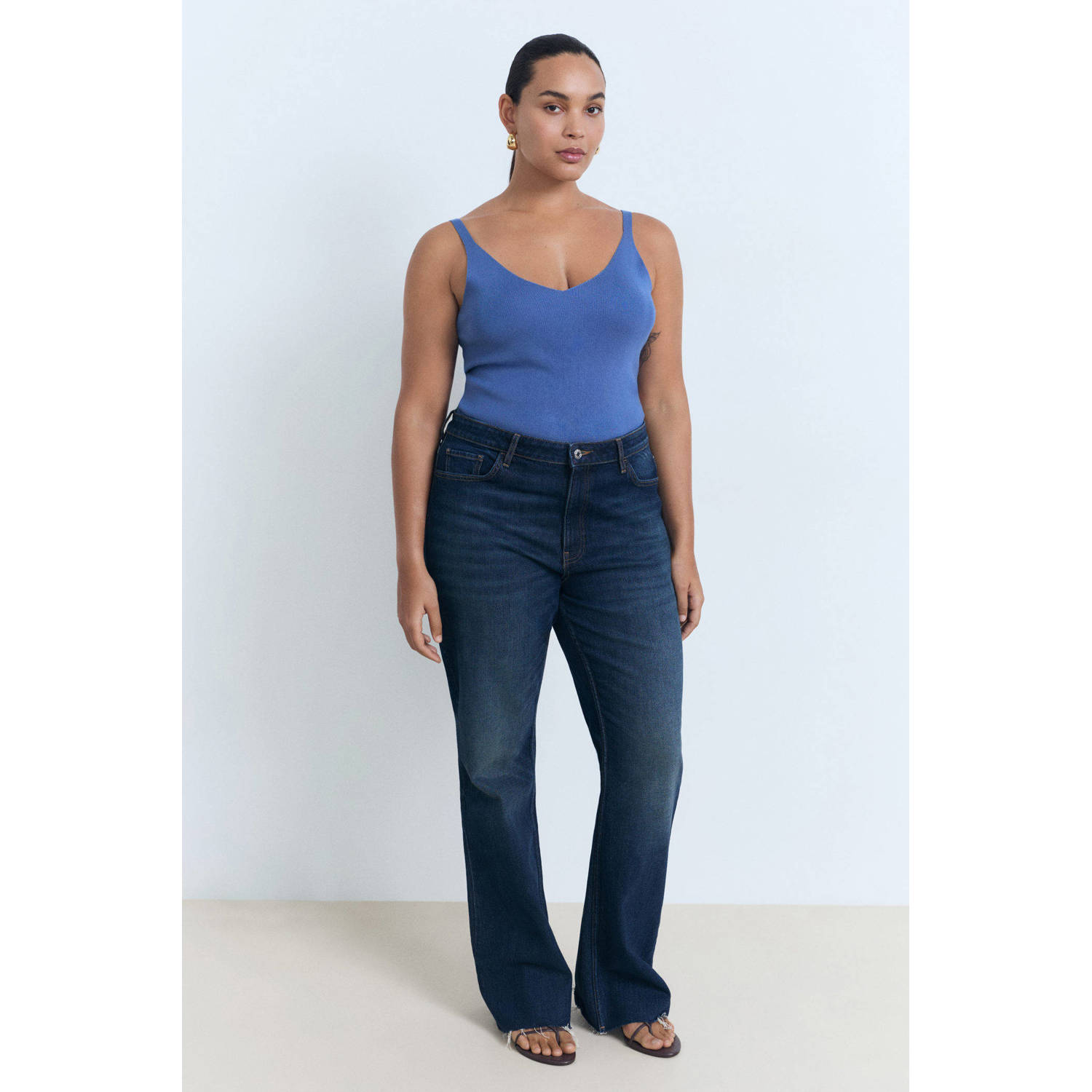 Mango mouwloze top blauw fijn gebreid