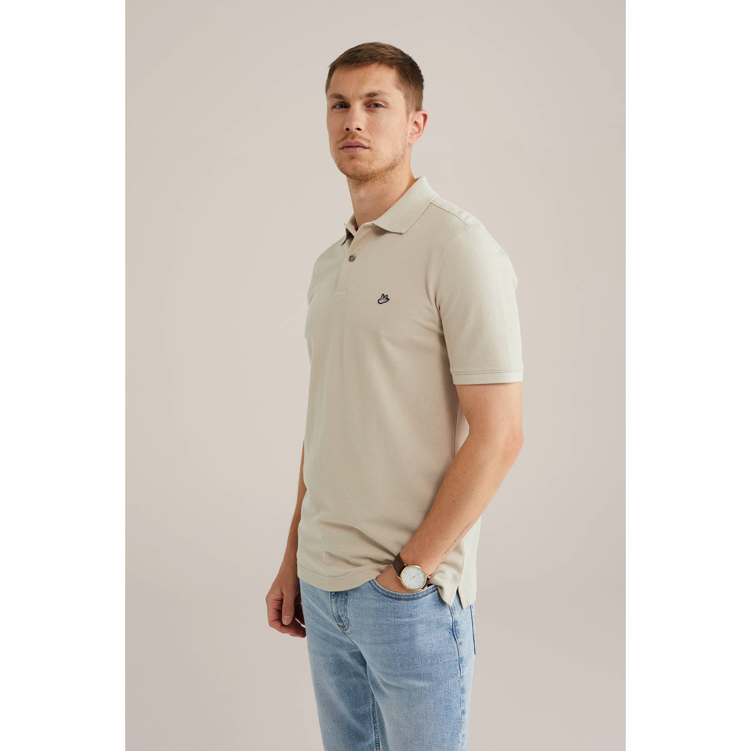 WE Fashion slim polo met textuur beige