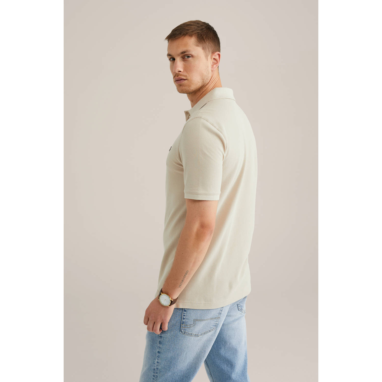 WE Fashion slim polo met textuur beige