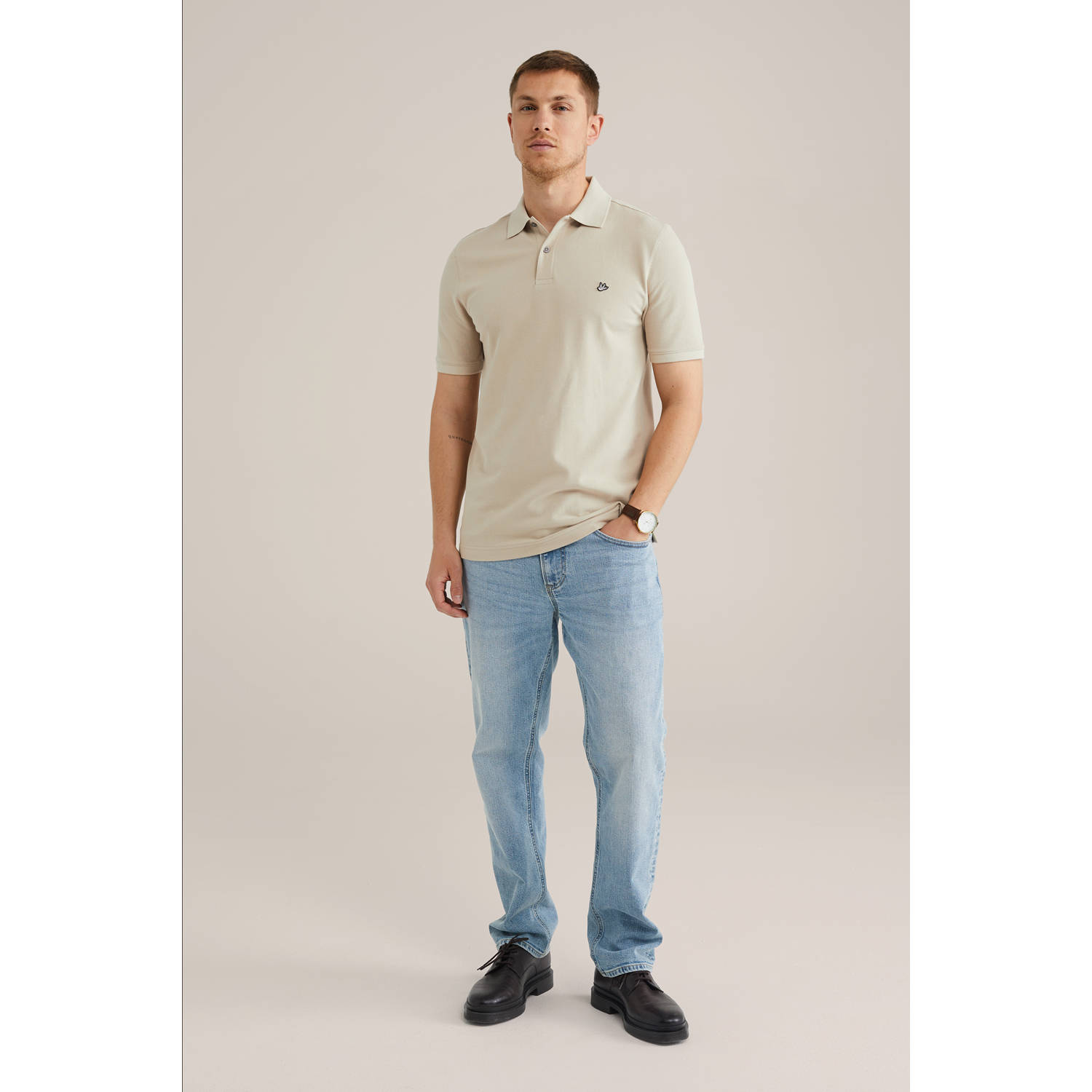 WE Fashion slim polo met textuur beige