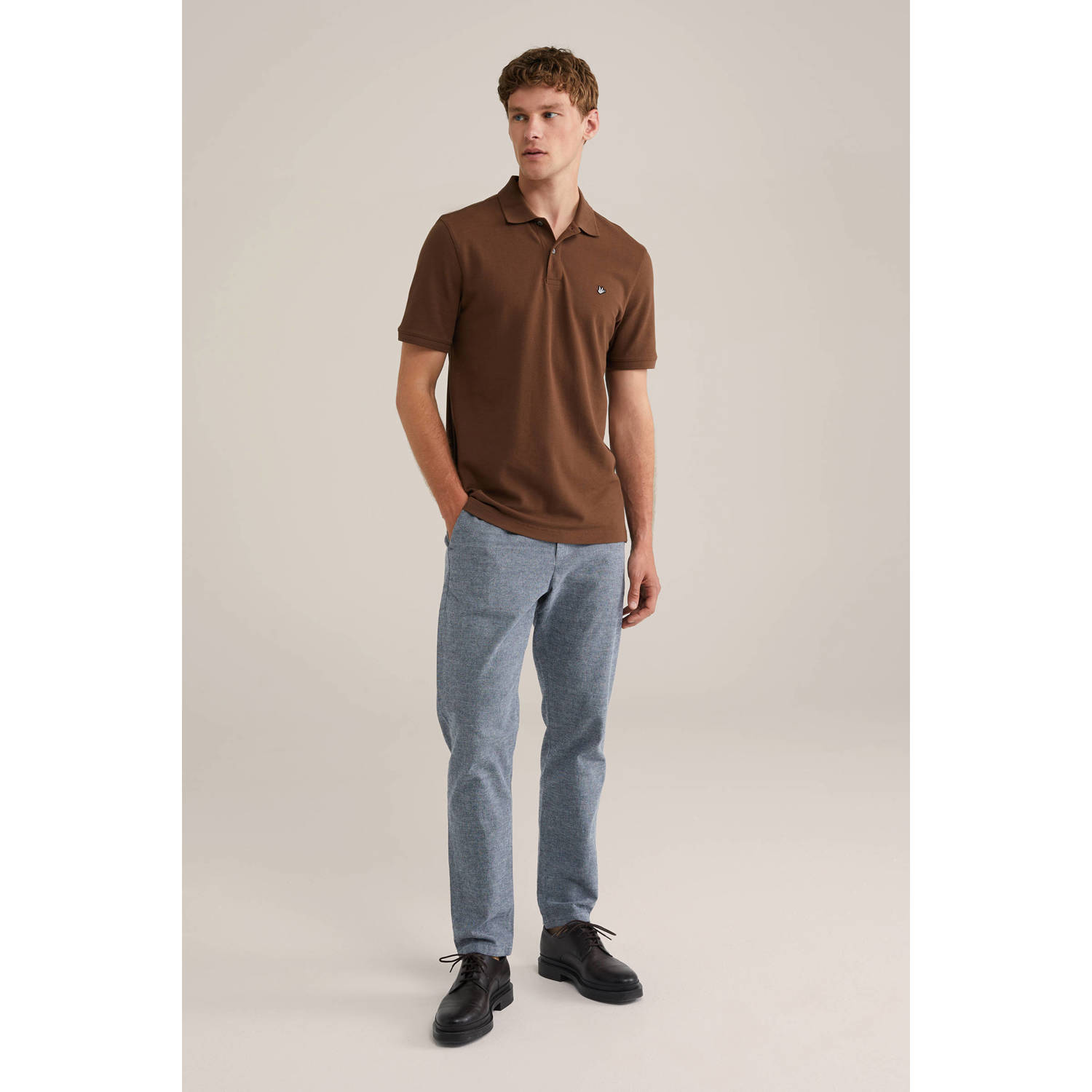 WE Fashion slim polo met textuur bruin