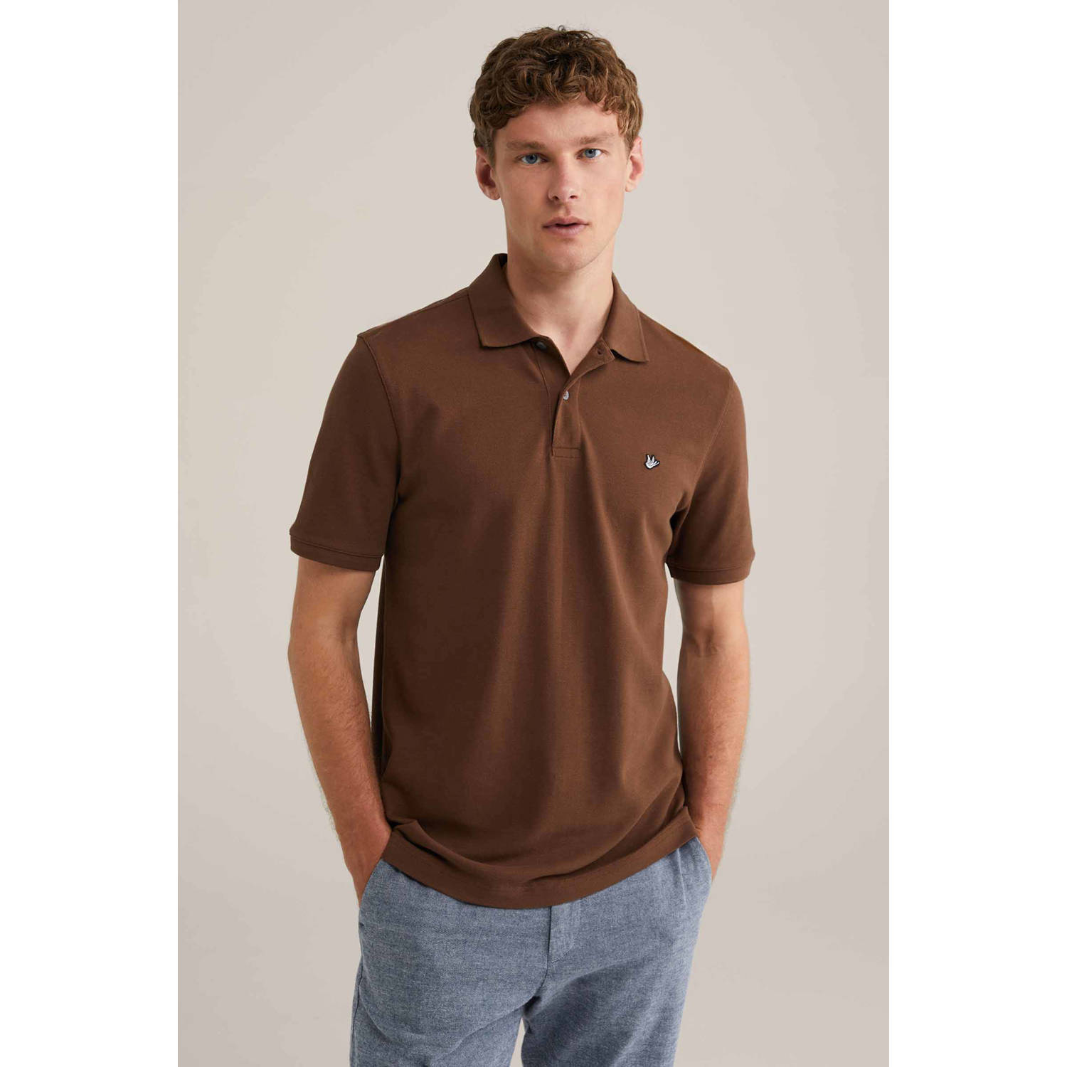 WE Fashion slim polo met textuur bruin