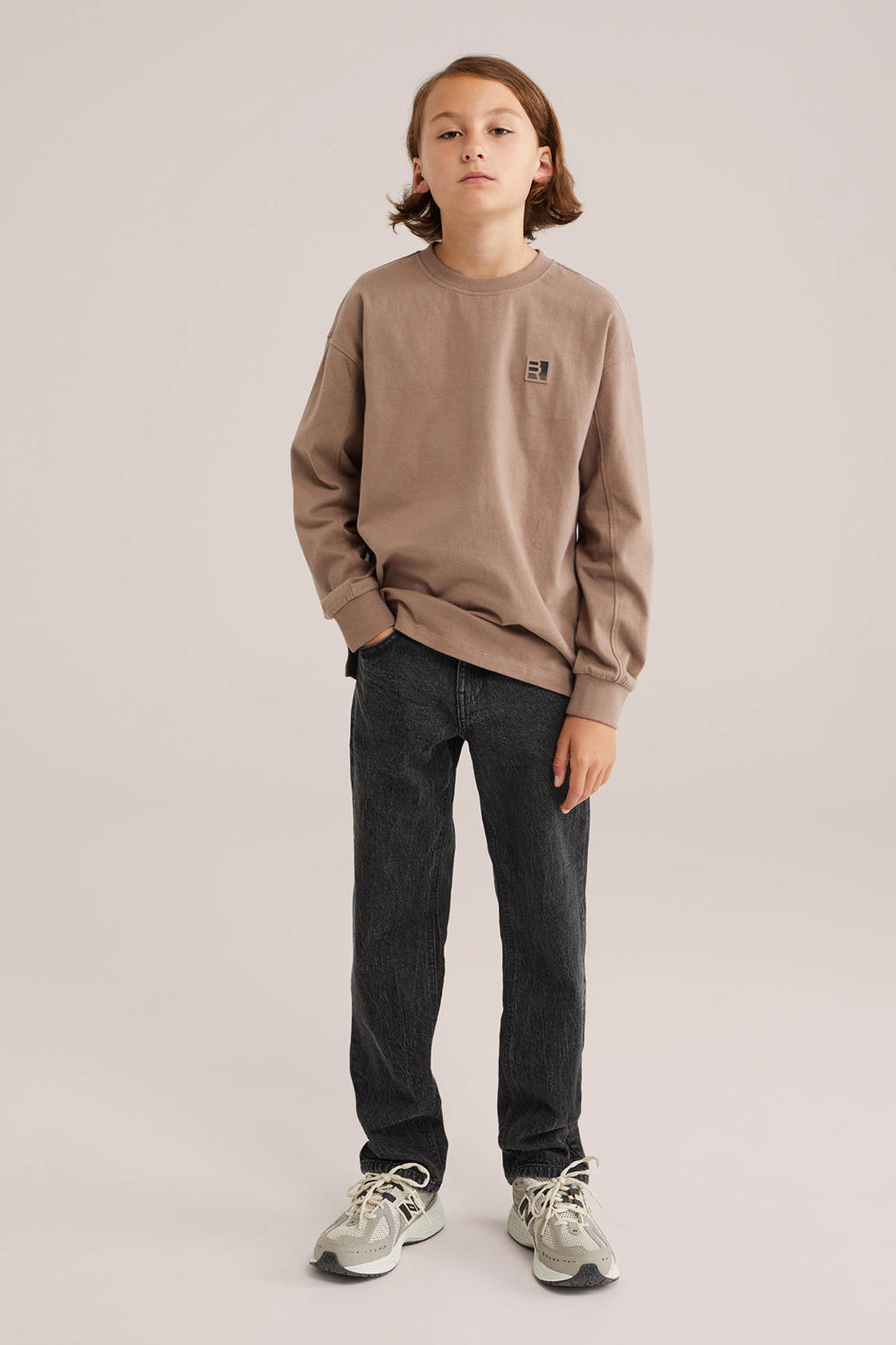 Lichtbruine jongens WE Fashion longsleeve van sweat materiaal met lange mouwen, ronde hals en geribde boorden