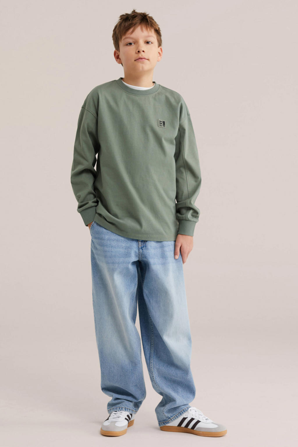 Olijfgroene jongens WE Fashion Blue Ridge longsleeve van sweat materiaal met lange mouwen, ronde hals en geribde boorden